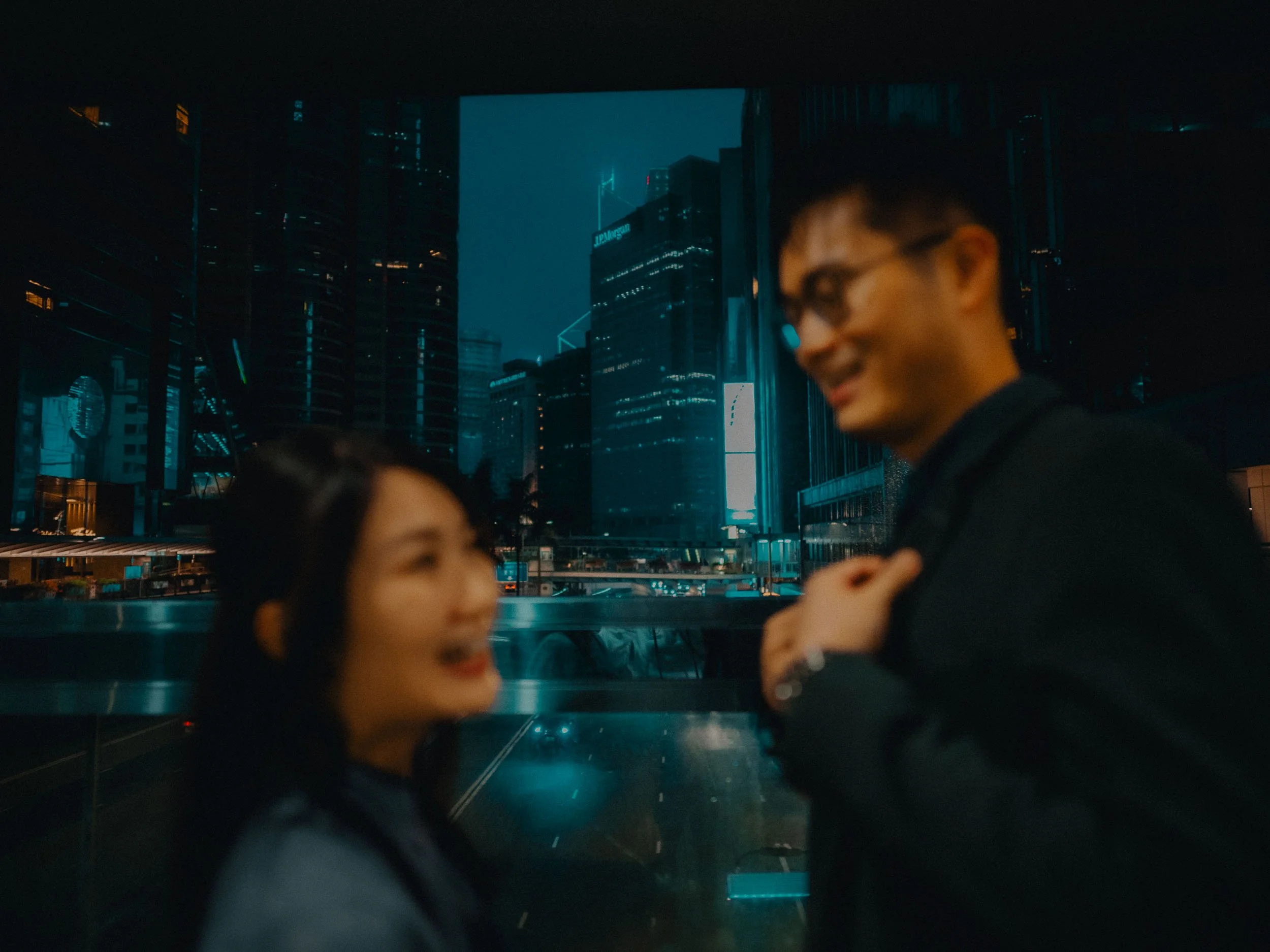 36-hongkong-engagement-night-central-footbridge-cityfocus-sonya7siii.jpg
