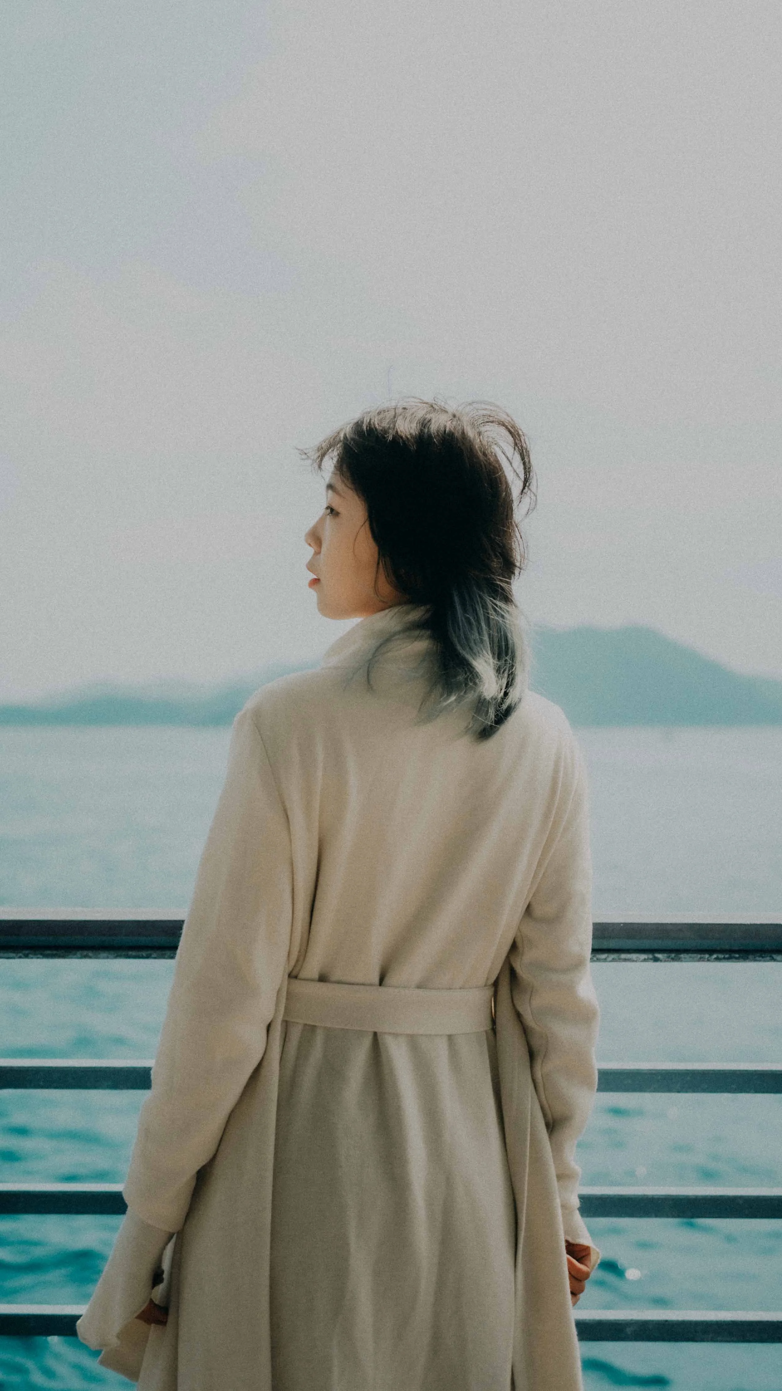 3-hongkong-portrait-hapmunbay-pier-shoulderlook-leicaq3.jpg