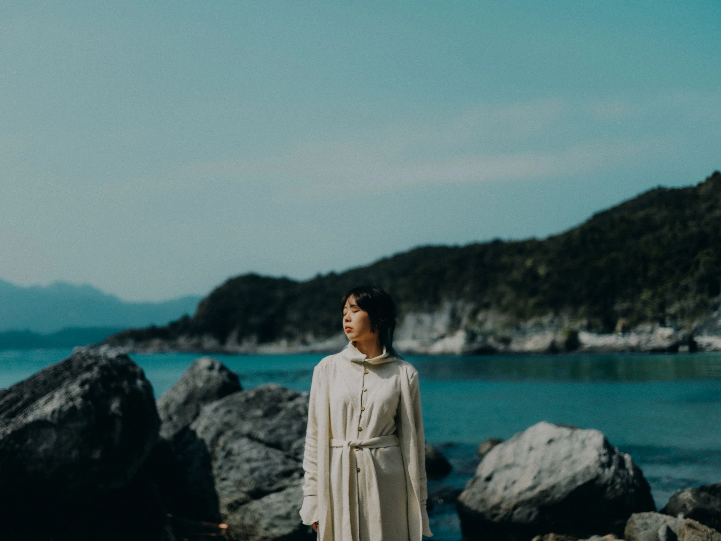 14-hongkong-portrait-hapmunbay-rockyshore-eyesclosed-leicam11.jpg