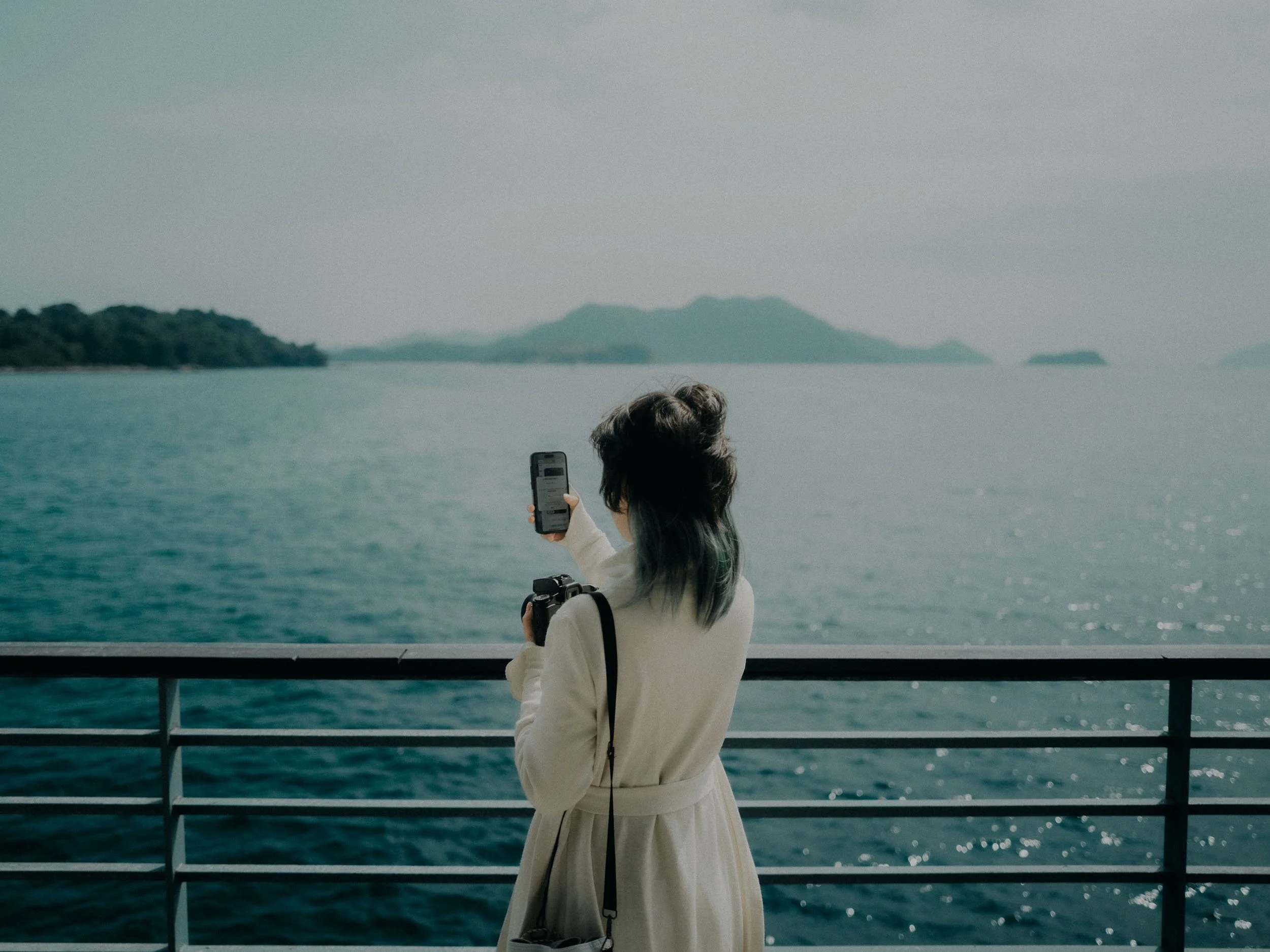 17-hongkong-portrait-hapmunbay-pier-phoneandcamera-leicaq3.jpg