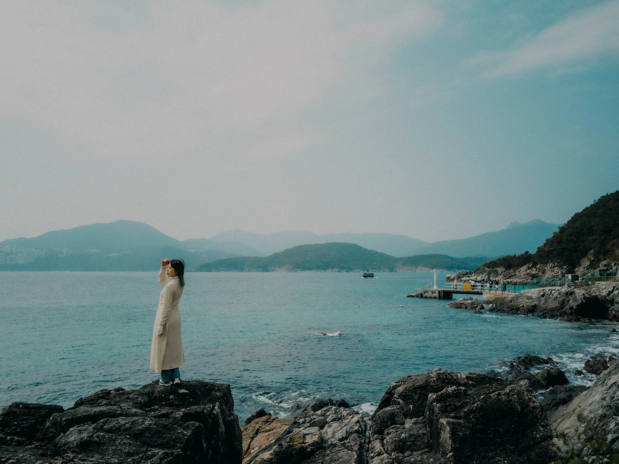 22-hongkong-portrait-hapmunbay-coast-rocksandpier-leicaq3.jpg