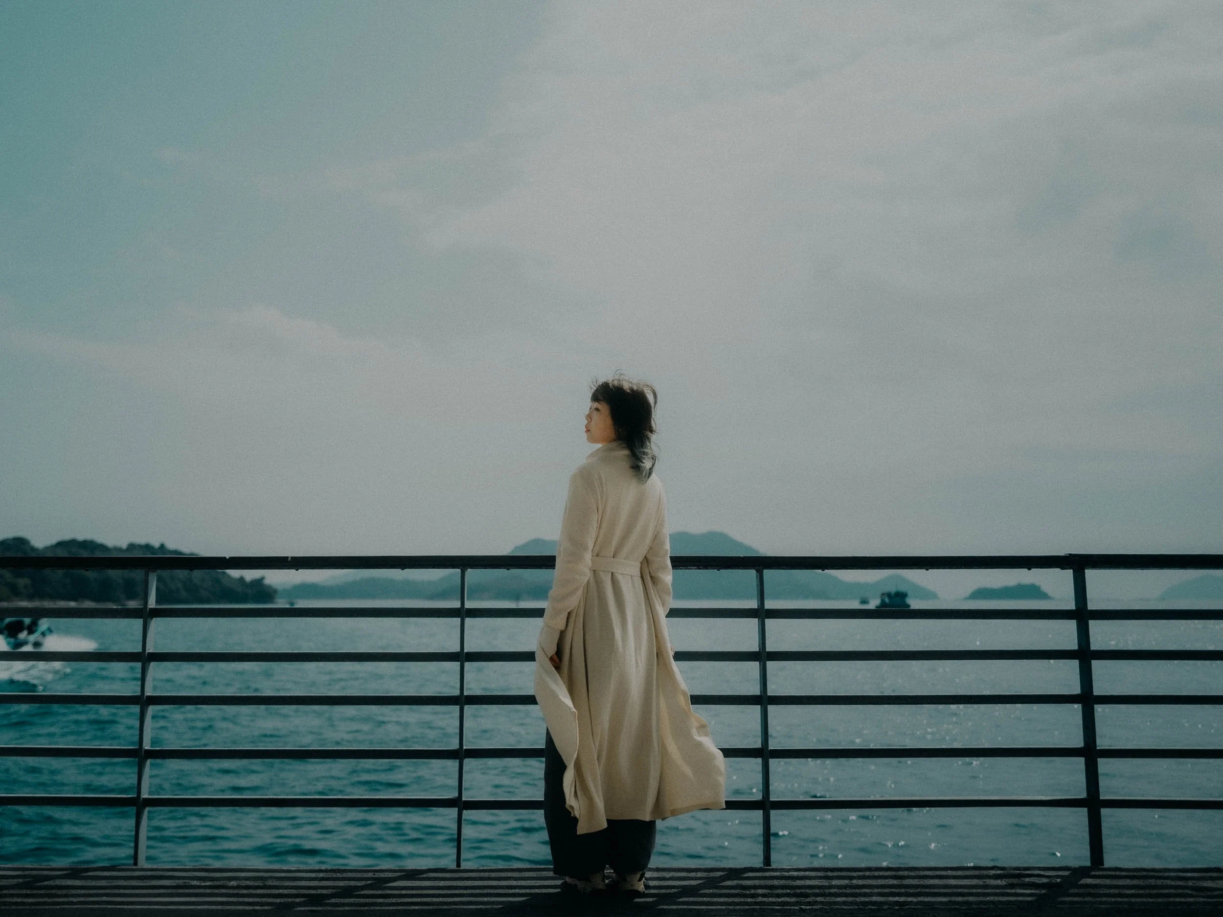 23-hongkong-portrait-hapmunbay-pier-windsweptcoat-leicaq3.jpg