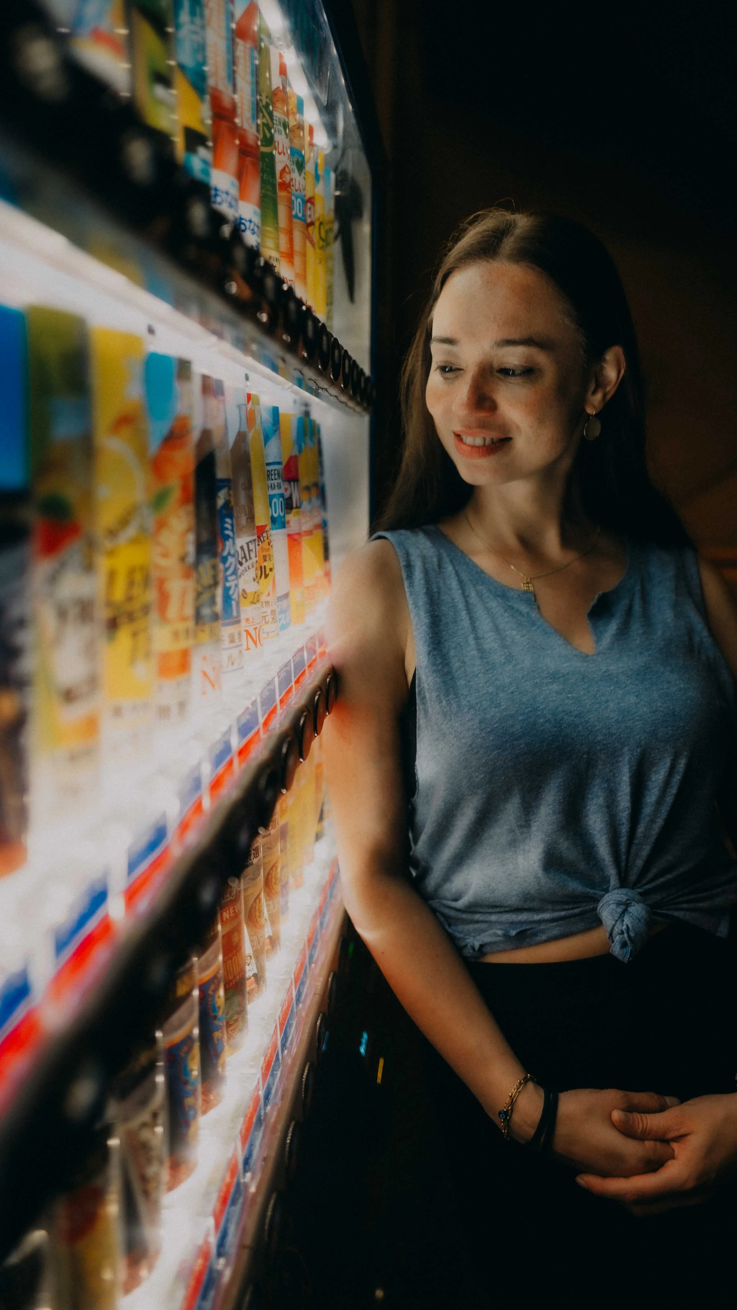 4-tokyo-portrait-hamamatsucho-vendingmachine-sidelitsmile-leicaq3.jpg