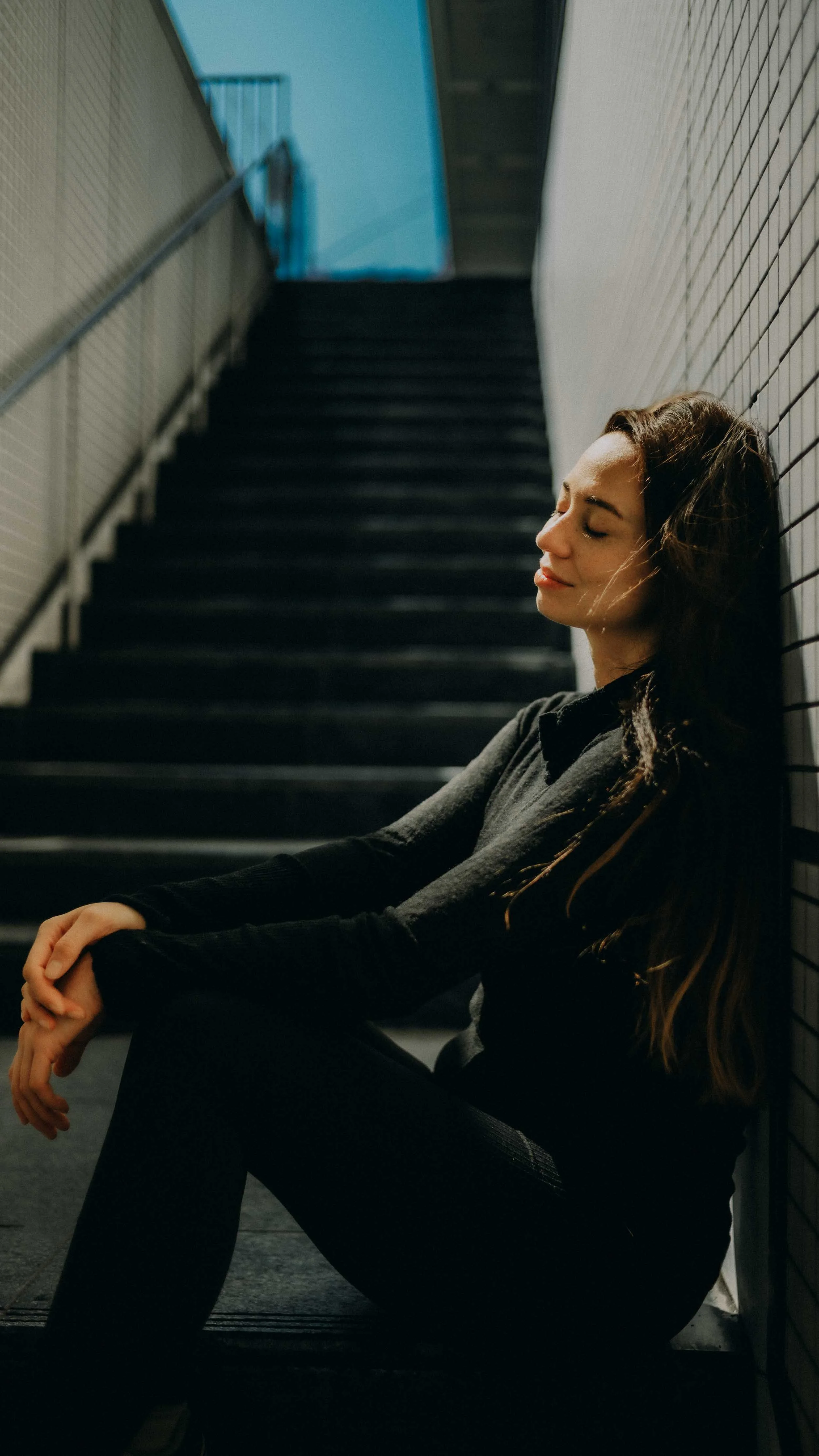 5-tokyo-portrait-hamamatsucho-stairway-eyesclosed-leicasl2.jpg