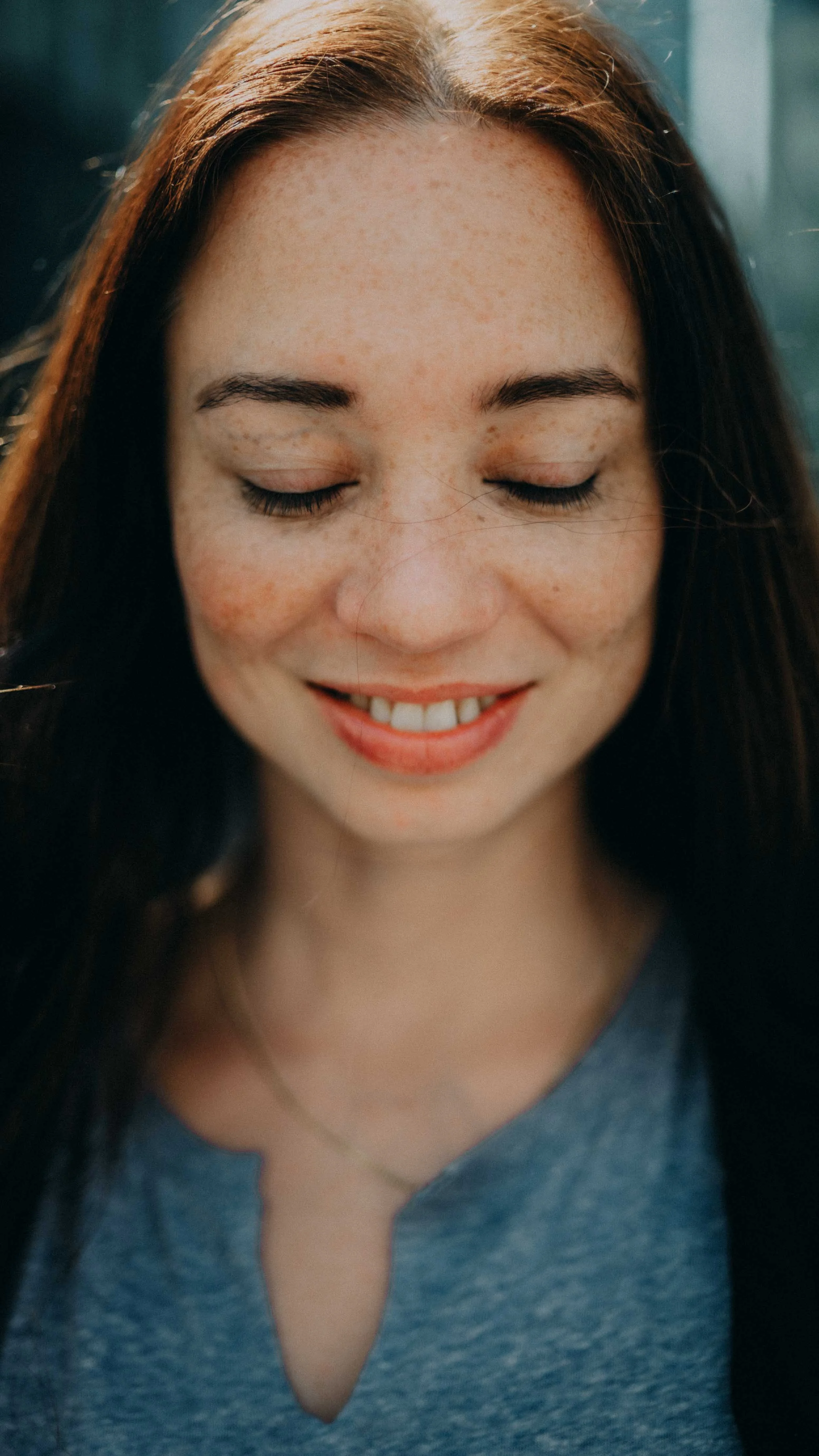 7-tokyo-portrait-closeup-eyesclosedsmile-leicasl2.jpg