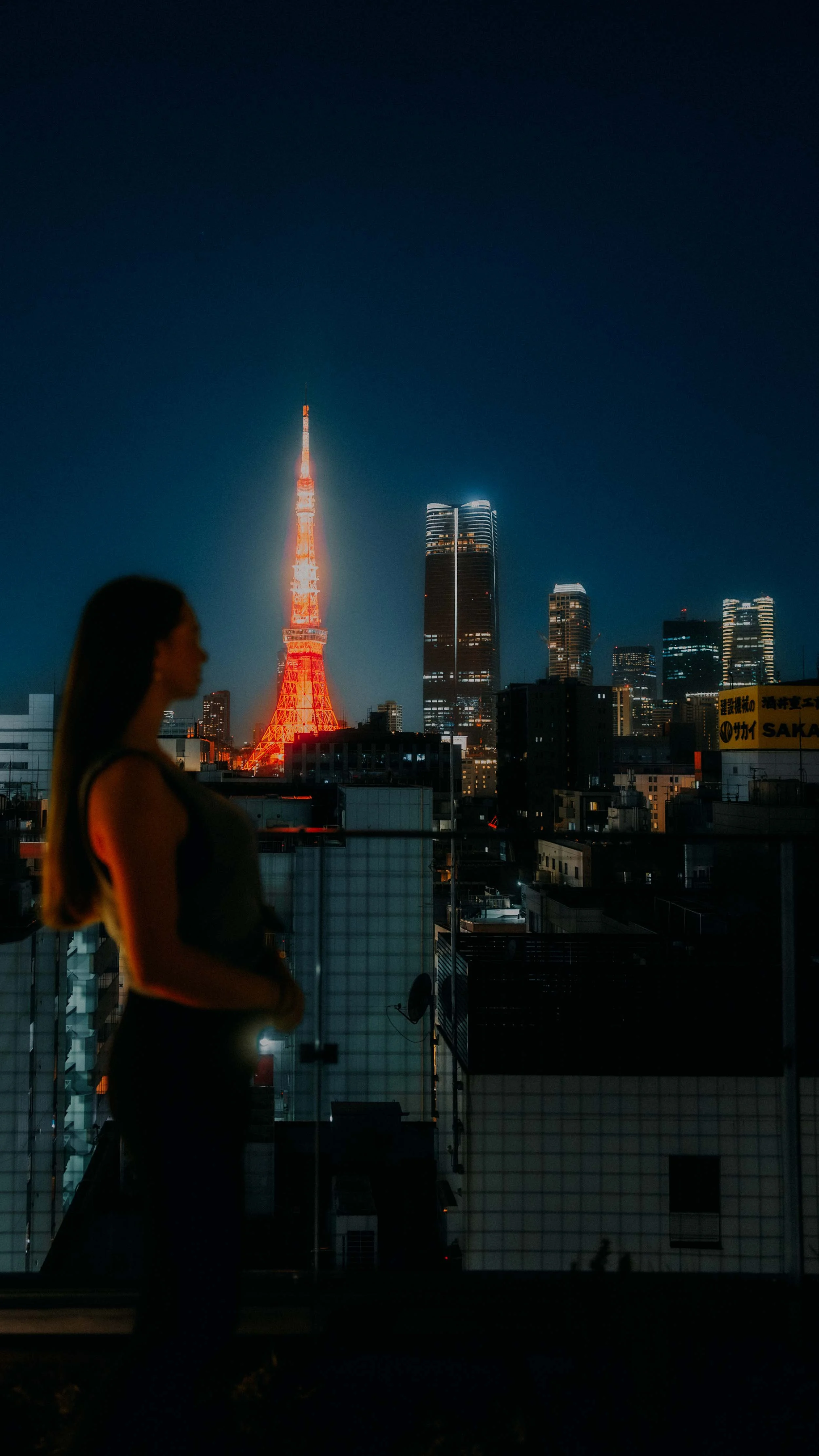 12-tokyo-portrait-hamamatsucho-9hours-rooftop-standingprofile-leicaq3.jpg