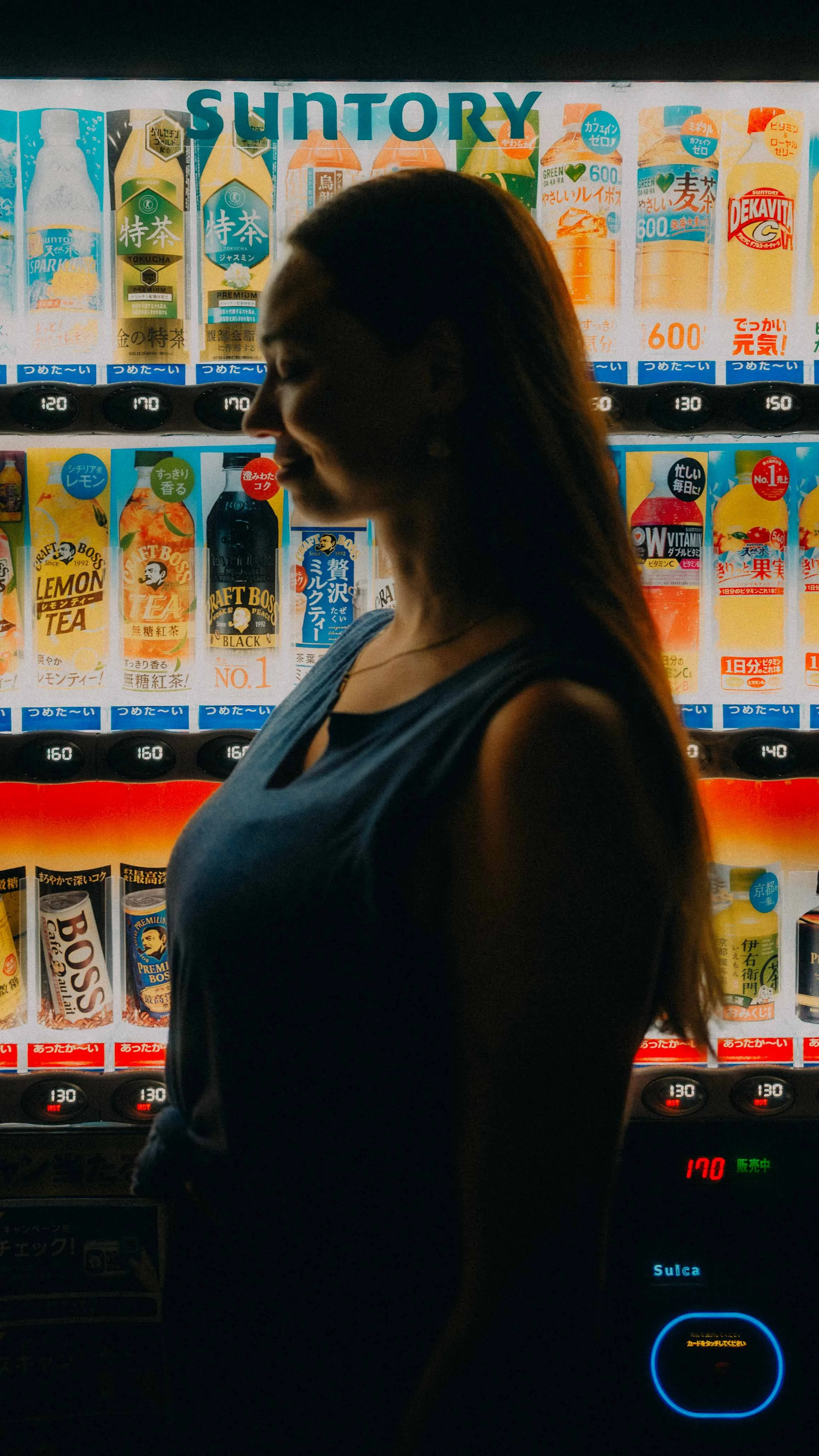 13-tokyo-portrait-hamamatsucho-vendingmachine-backlitprofile-leicaq3.jpg