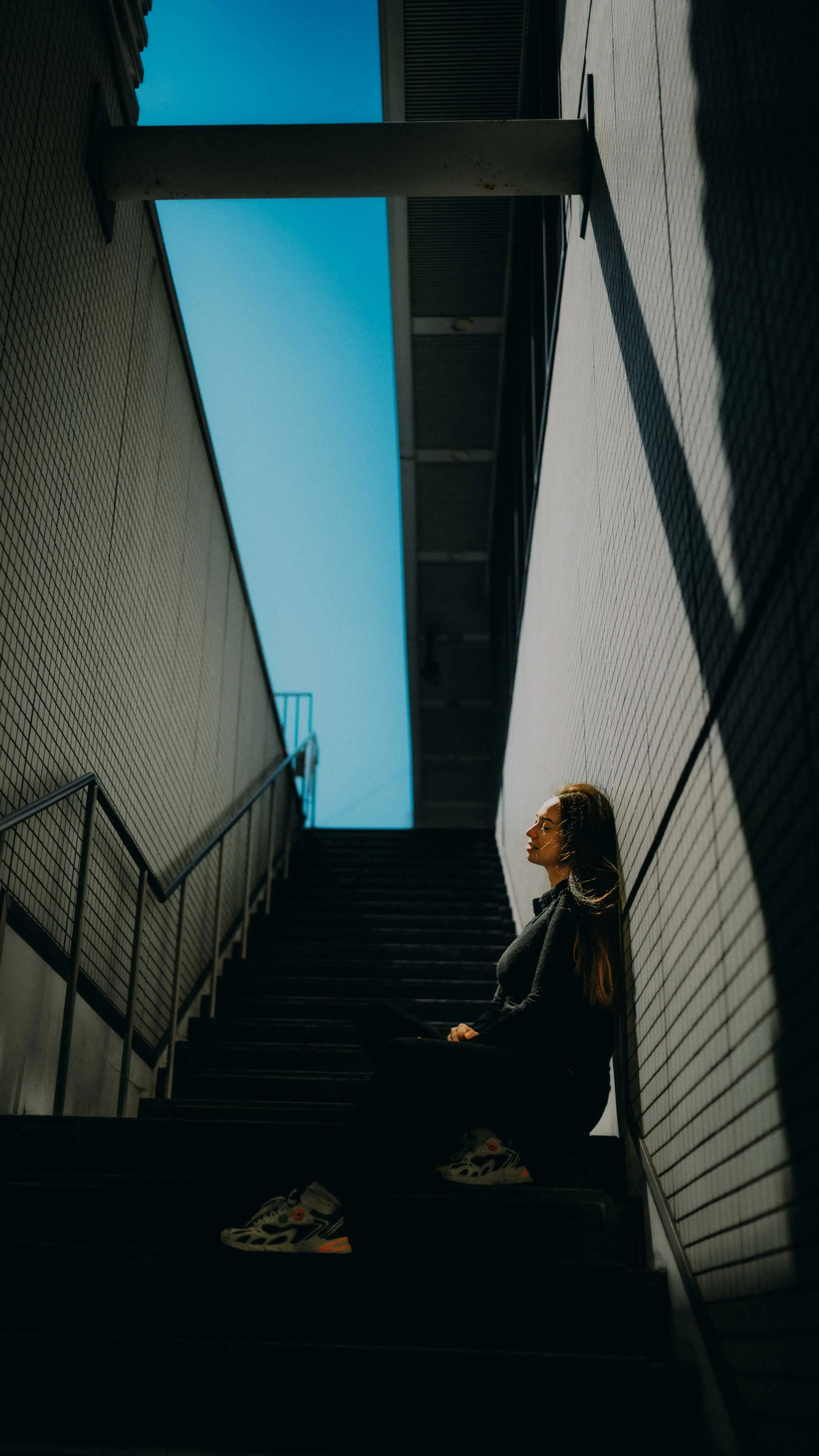 14-tokyo-portrait-hamamatsucho-stairway-lowangle-bluesky-leicasl2.jpg