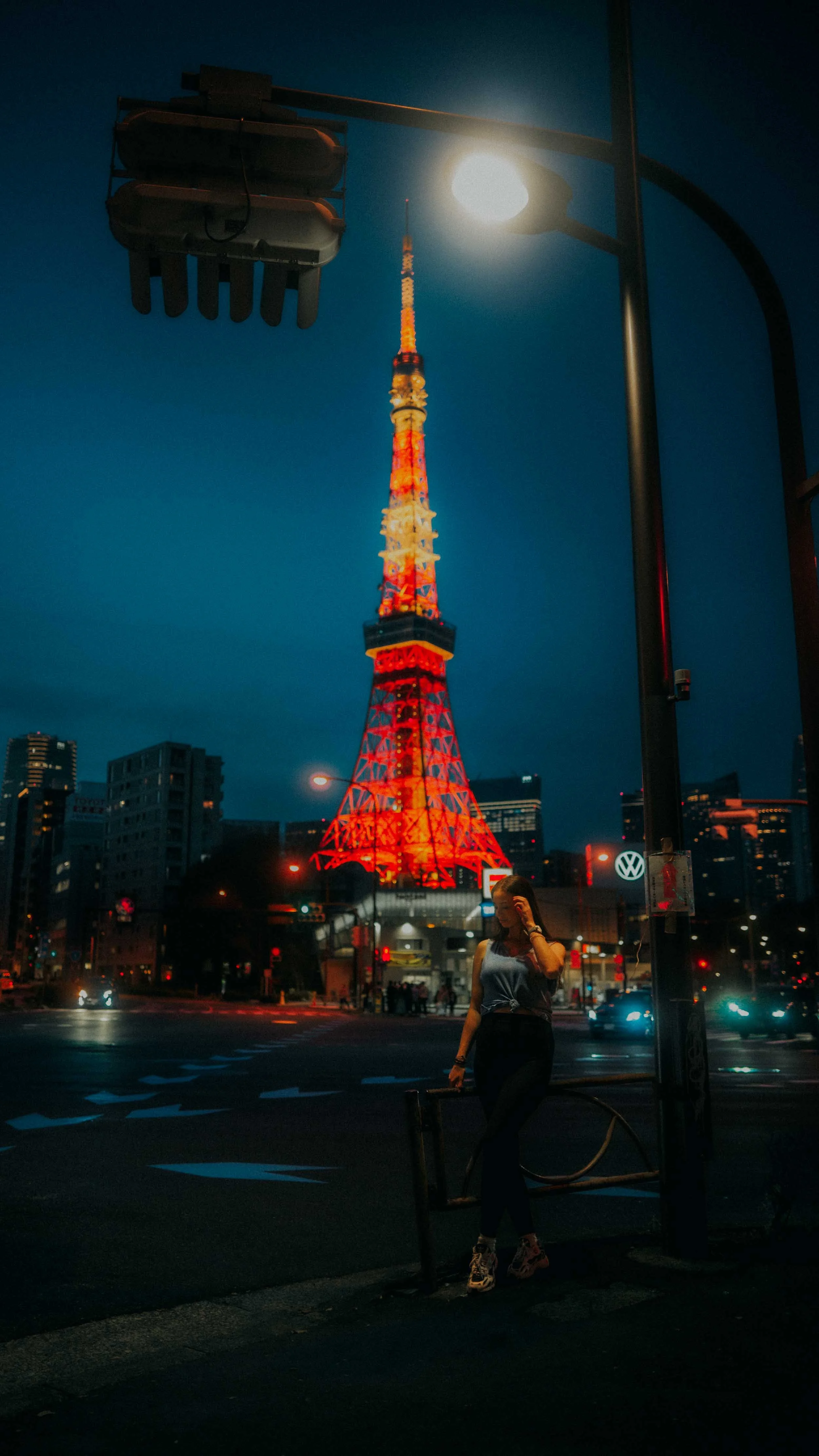 15-tokyo-portrait-tokyotower-night-streetlamp-fullportrait-leicaq3.jpg