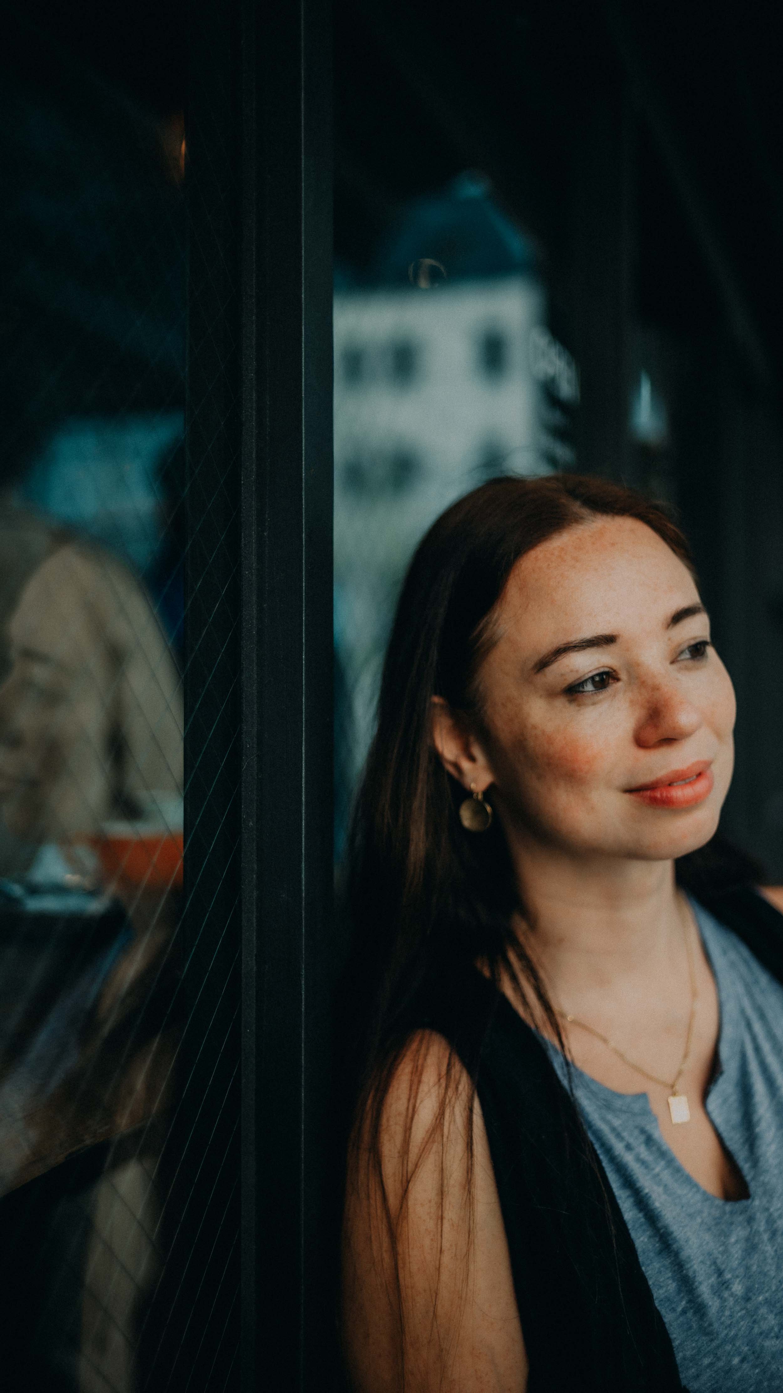 16-tokyo-portrait-hamamatsucho-window-sidewardgaze-leicasl2.jpg