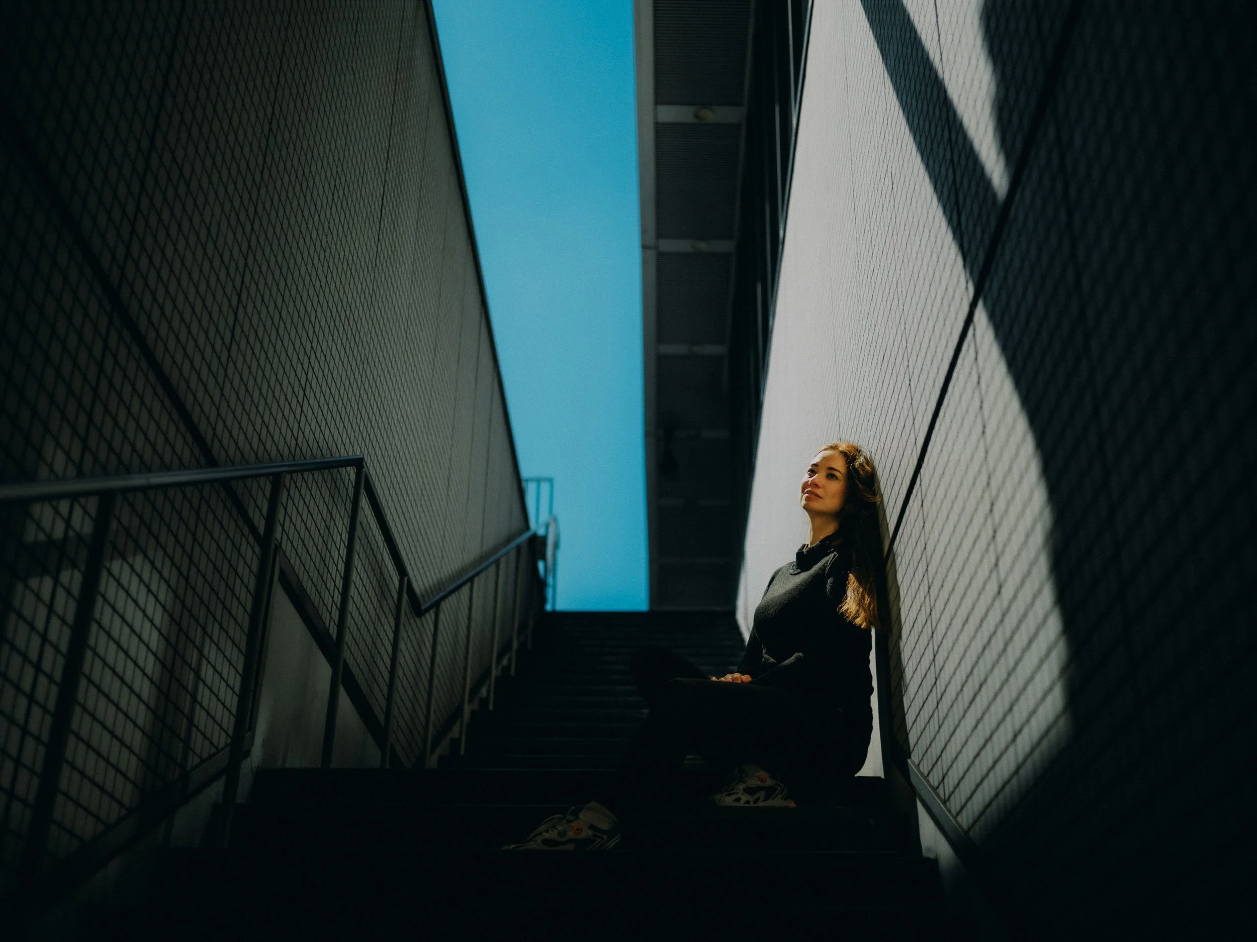 20-tokyo-portrait-hamamatsucho-stairway-wide-upwardgaze-leicasl2.jpg