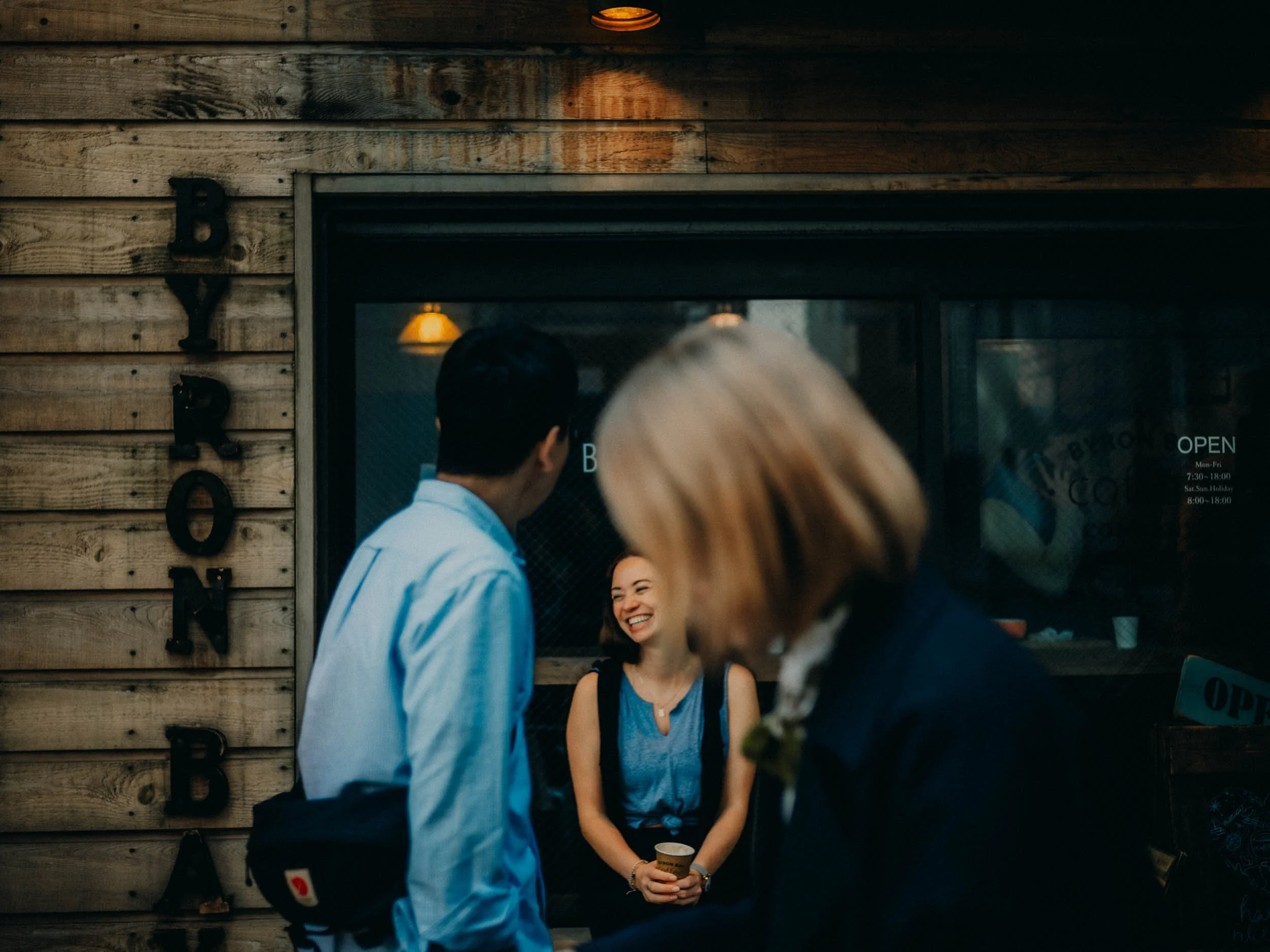 23-tokyo-portrait-hamamatsucho-cafe-pedestrians-laughter-leicasl2.jpg