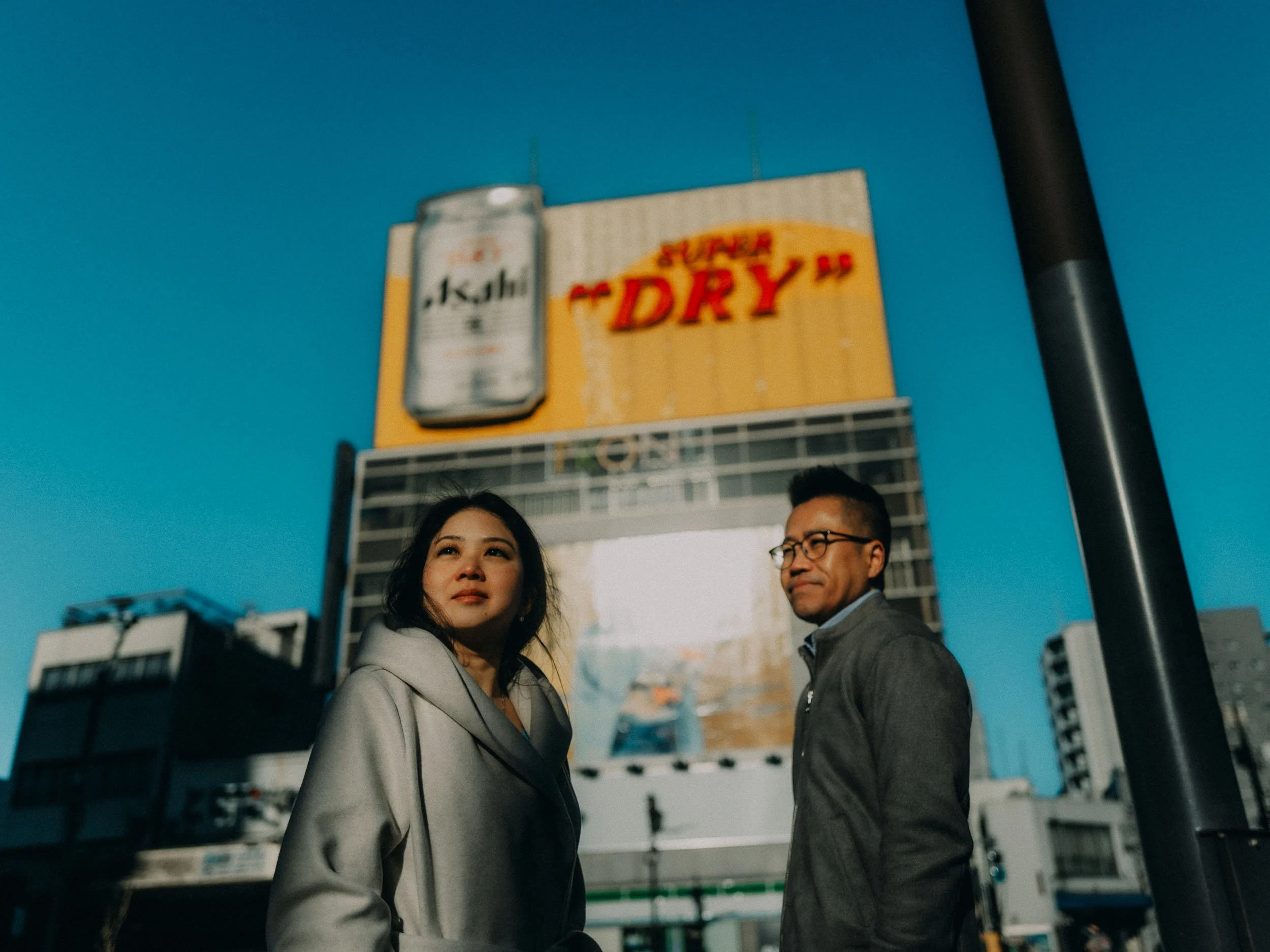 1-tokyo-engagement-asakusa-asahi-billboard-morninglight-leicaq3.jpg