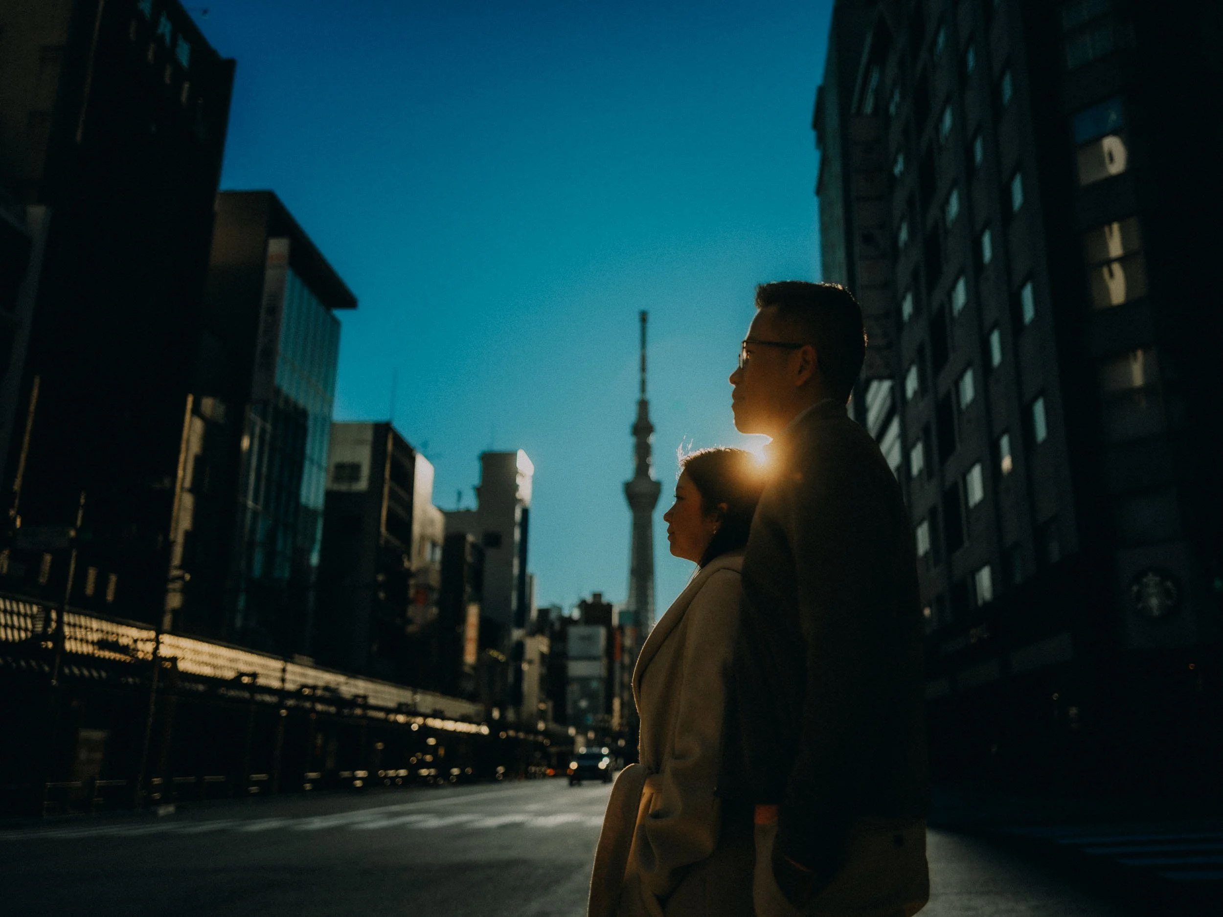 3-tokyo-engagement-asakusa-skytree-profiles-sunflare-leicaq3.jpg