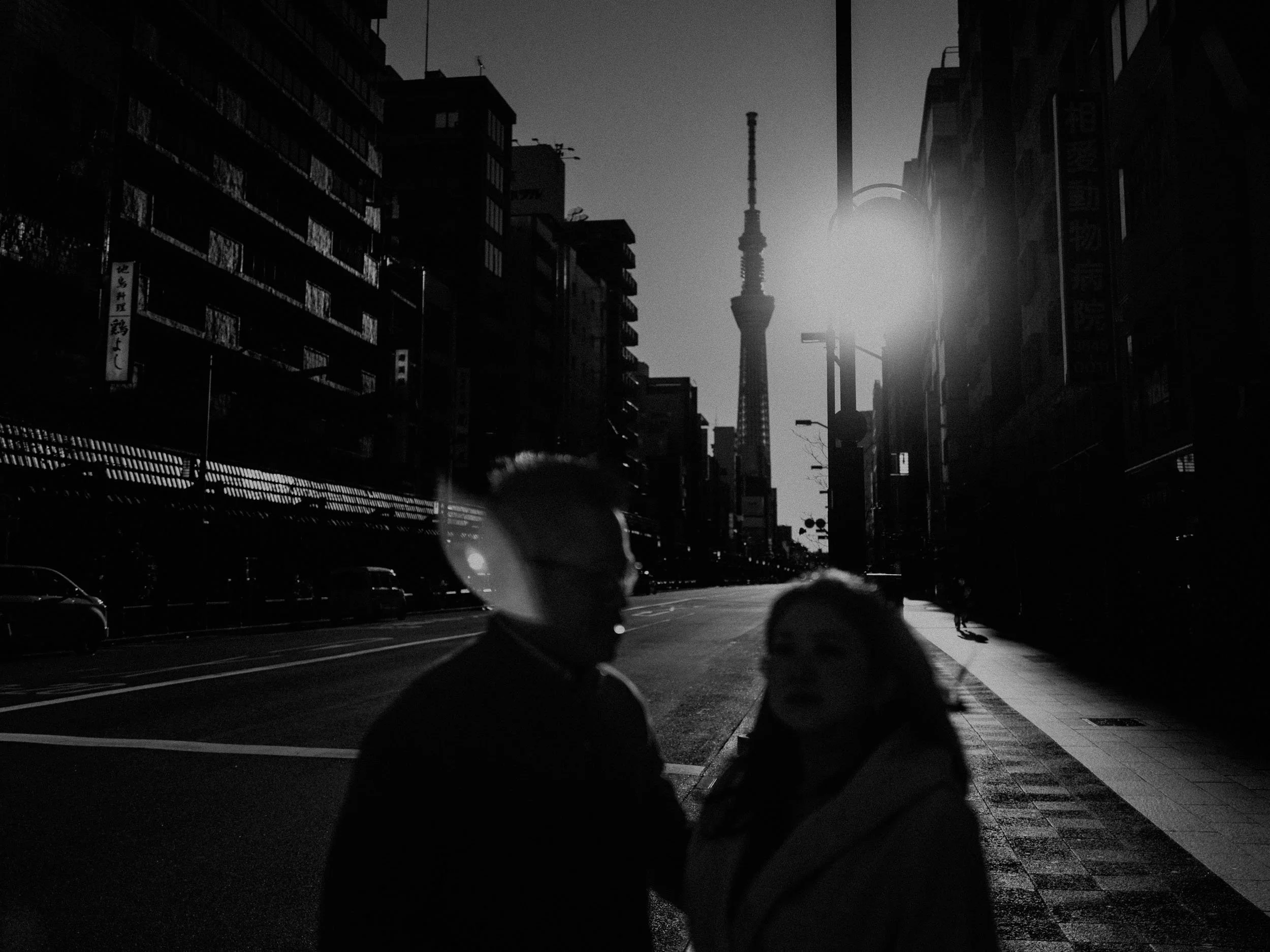 4-tokyo-engagement-asakusa-skytree-softfocus-blackandwhite-leicaq3.jpg