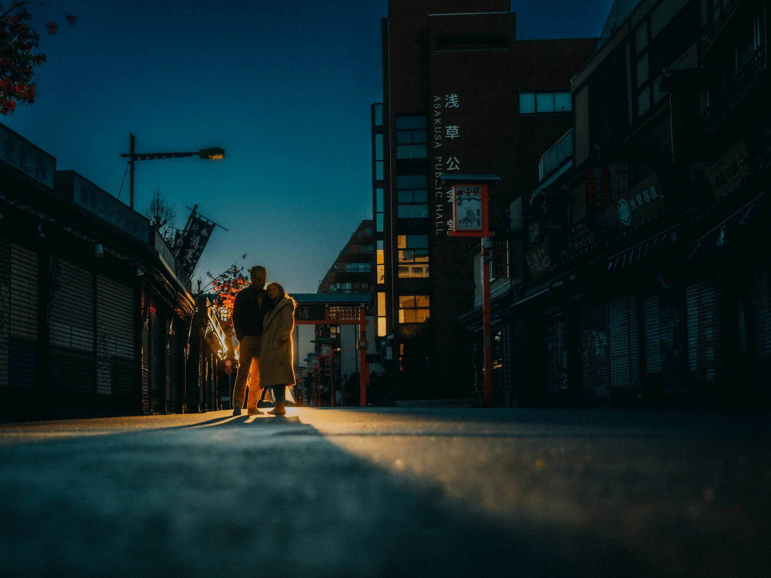 5-tokyo-engagement-asakusa-shoppingstreet-lowangle-rimlight-leicaq3.jpg