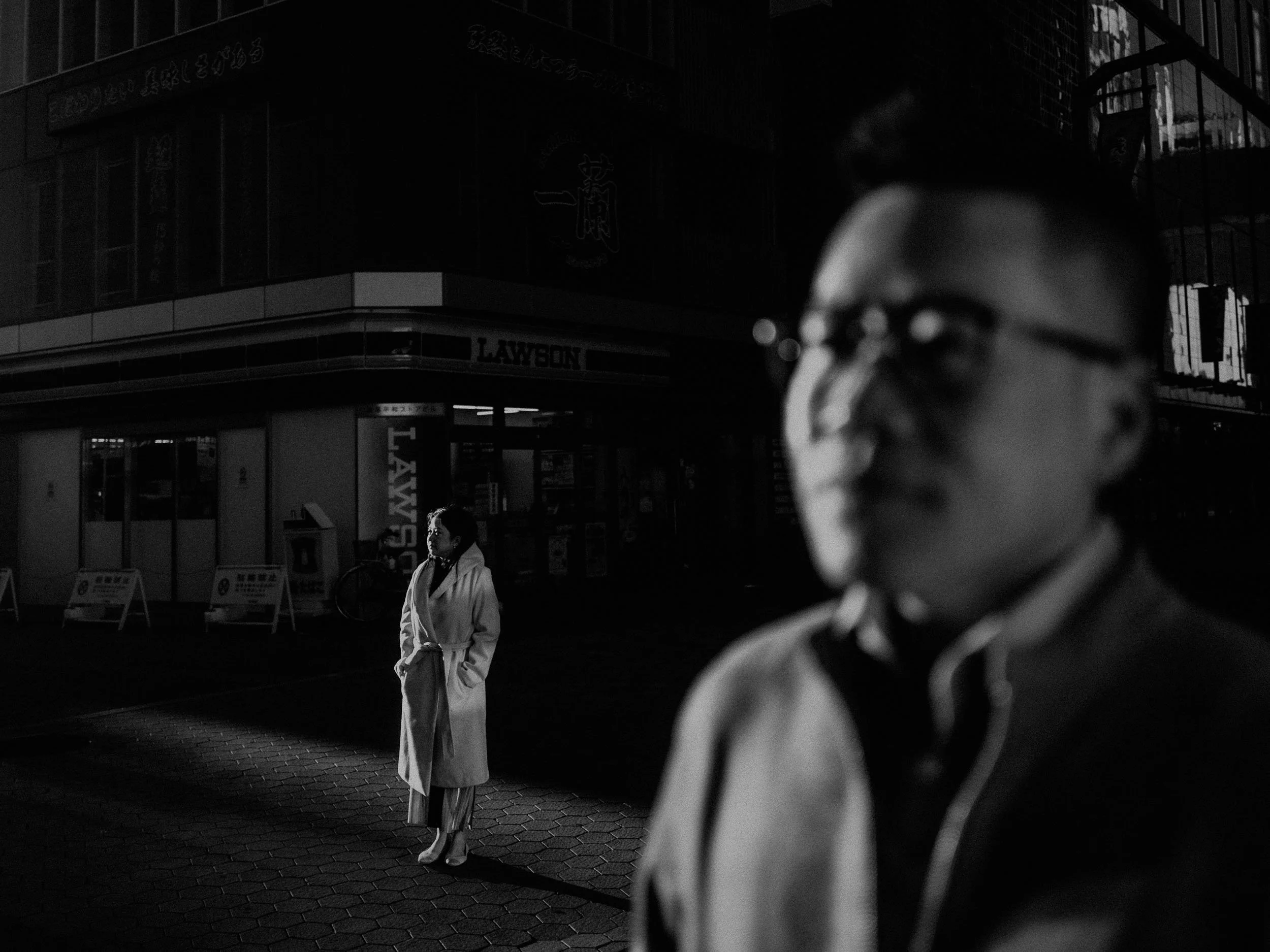 6-tokyo-engagement-asakusa-lawson-man-foreground-blur-leicaq3.jpg