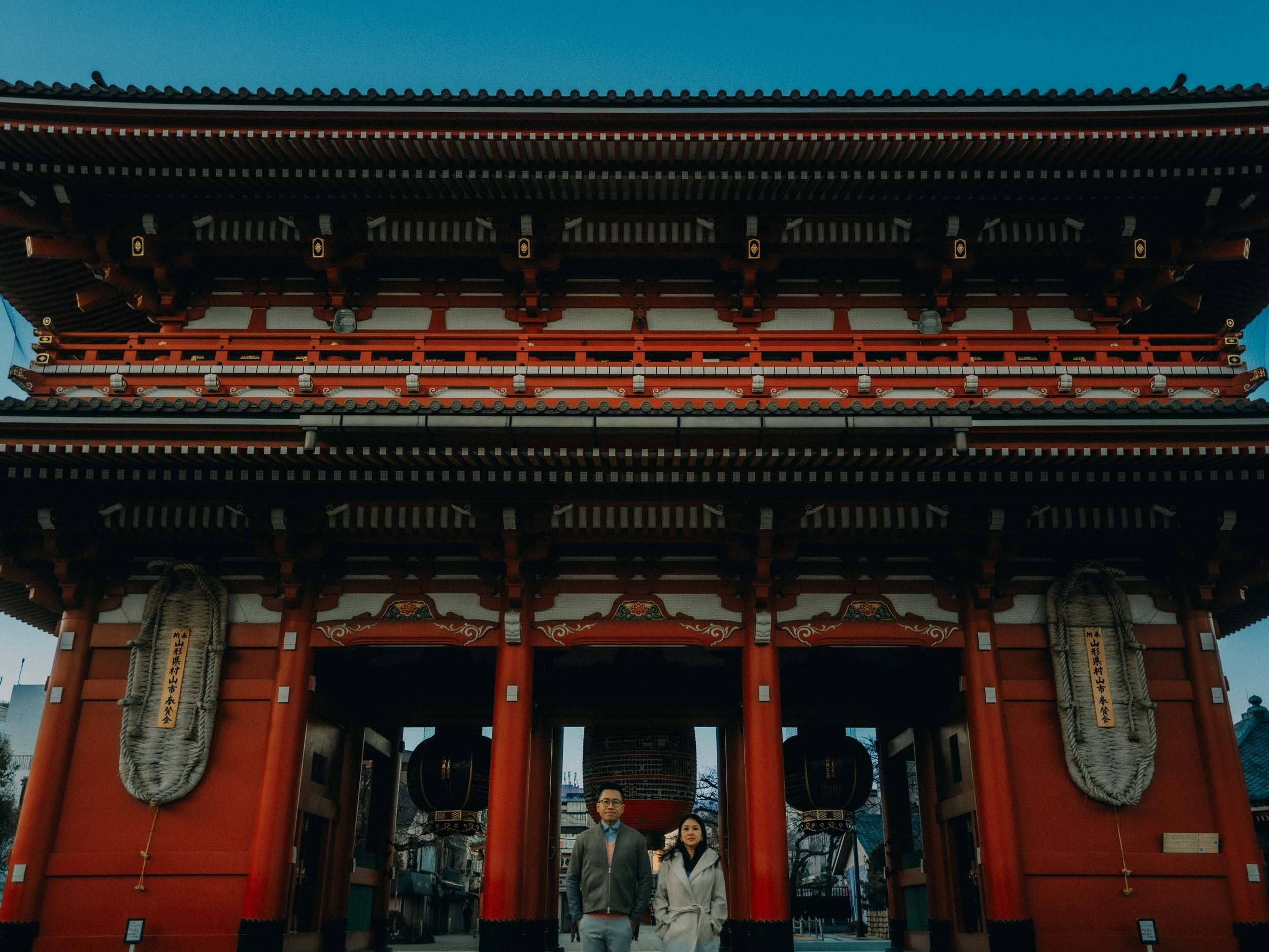 7-tokyo-engagement-sensoji-templegate-symmetry-leicaq3.jpg