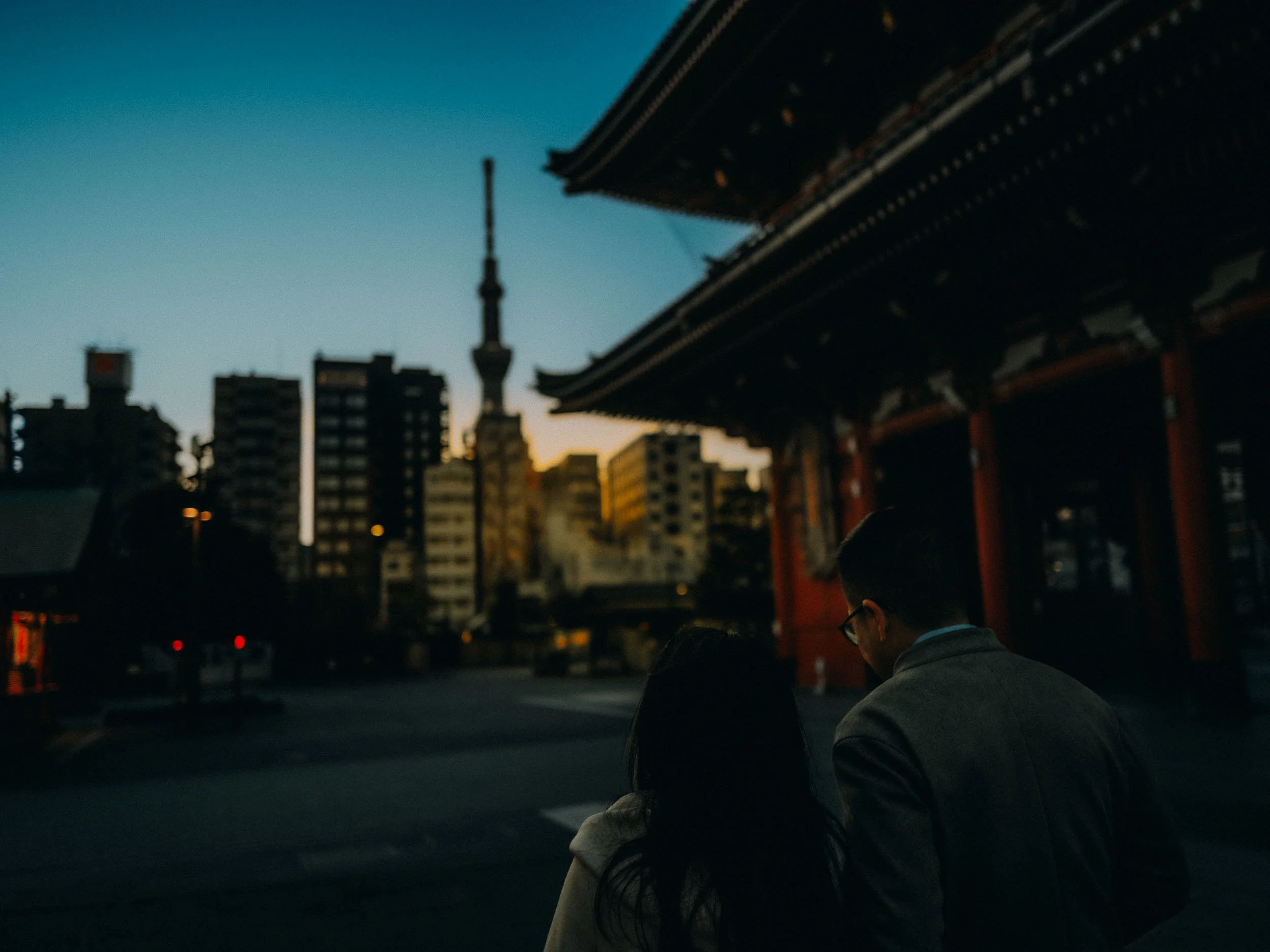 9-tokyo-engagement-sensoji-courtyard-skytree-rearview-leicaq3.jpg