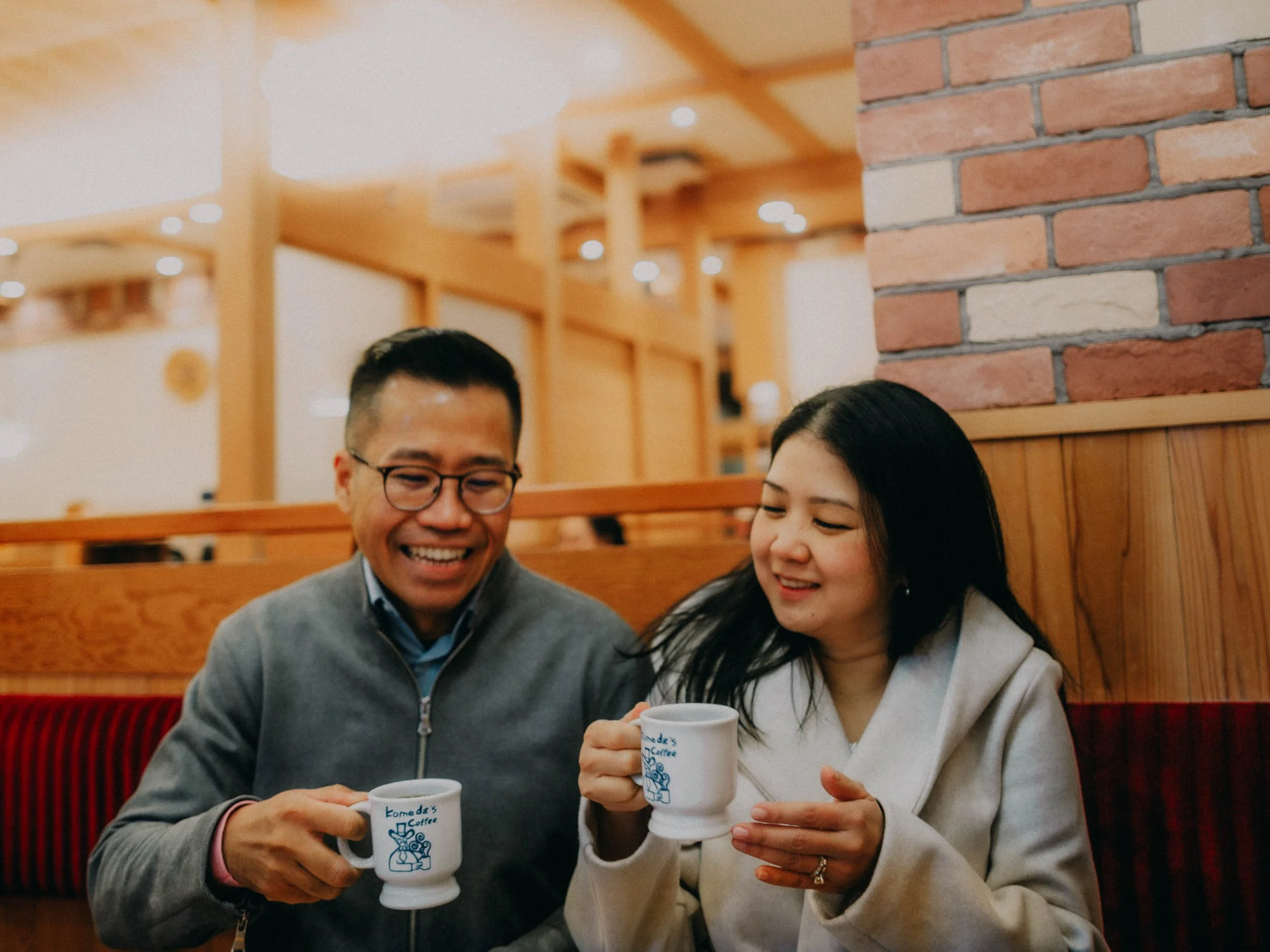10-tokyo-engagement-asakusa-komedas-coffee-laughter-leicaq3.jpg