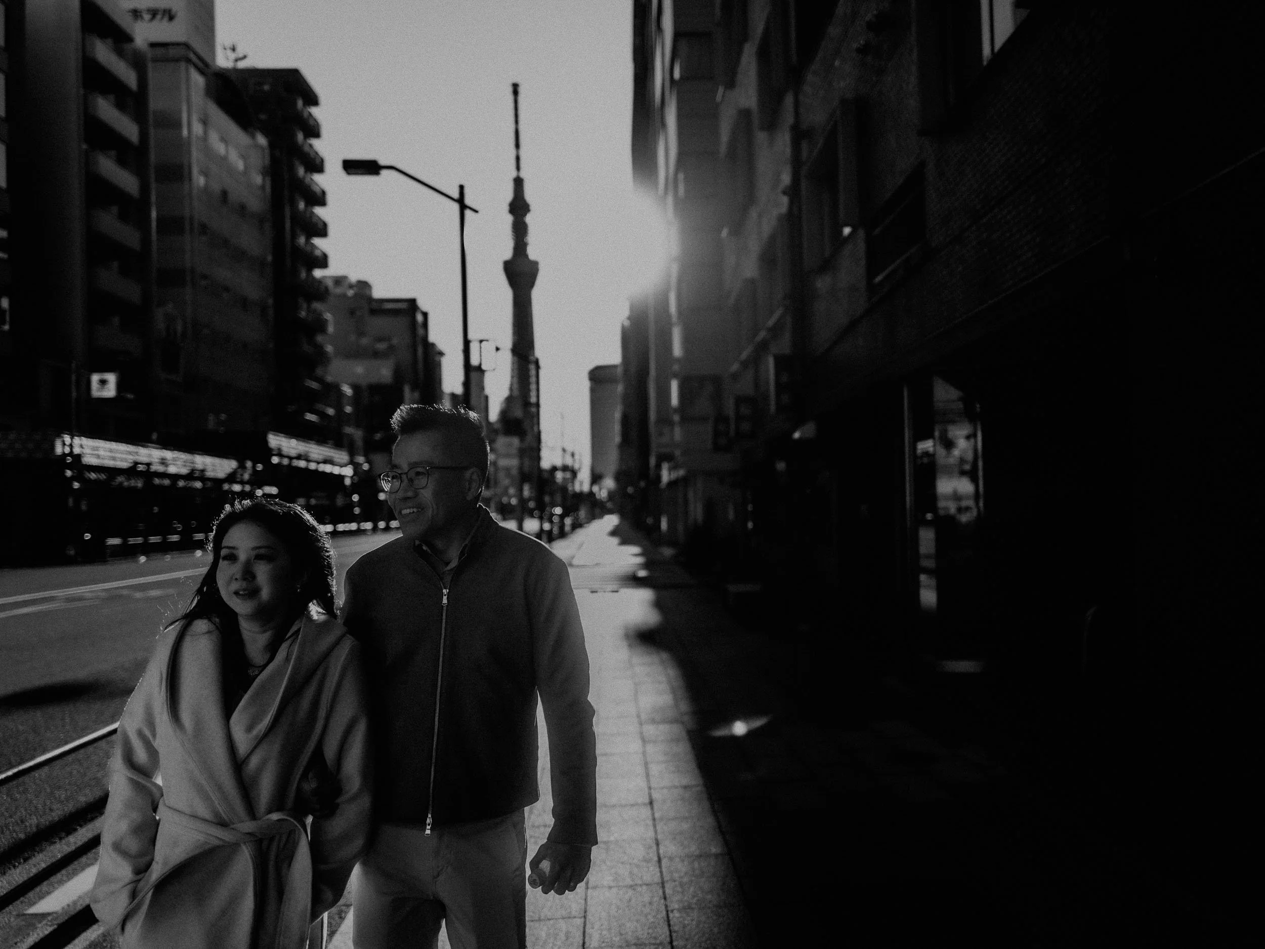 11-tokyo-engagement-asakusa-skytree-walking-blackandwhite-leicaq3.jpg