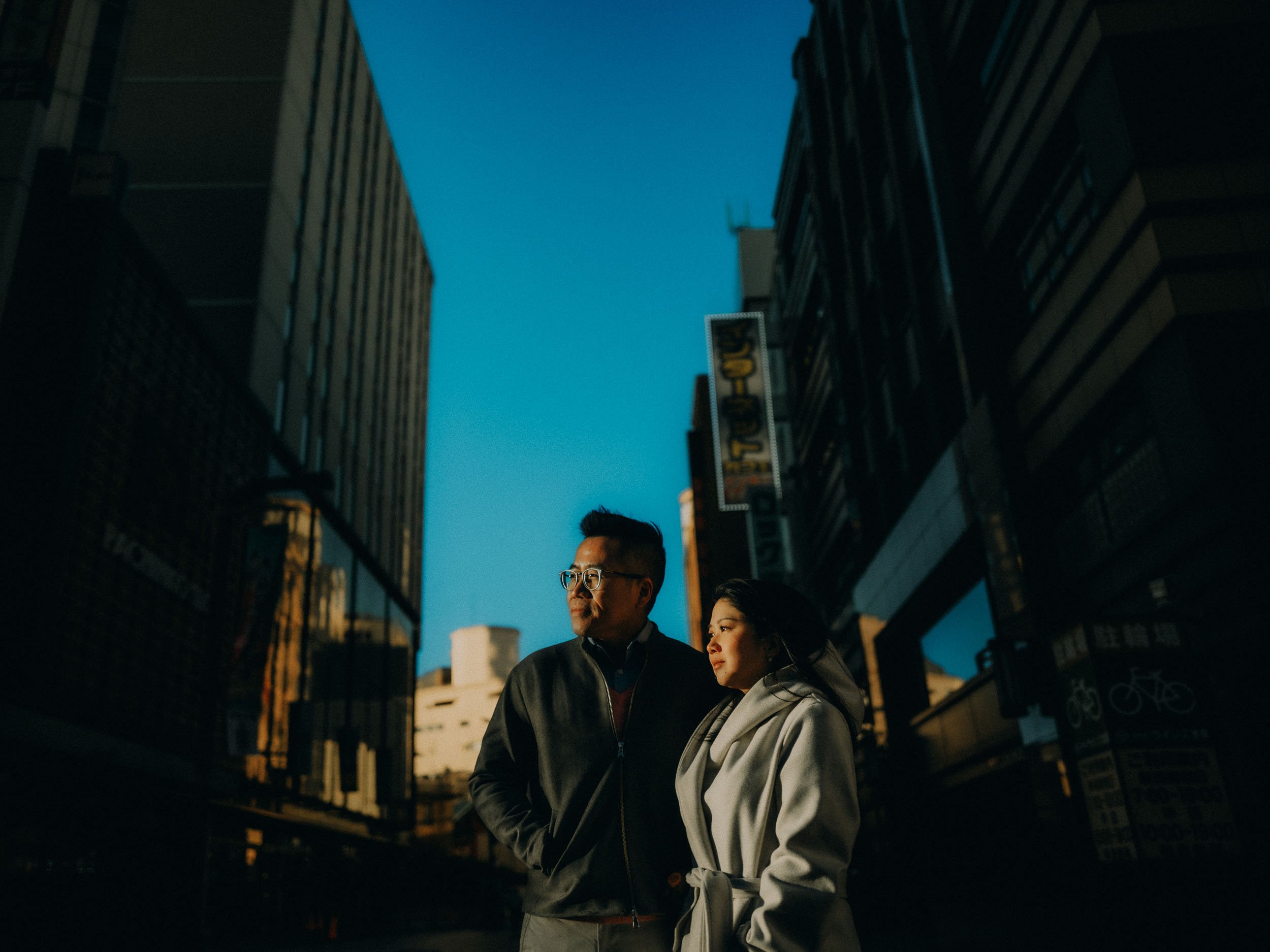 14-tokyo-engagement-asakusa-citybuildings-lowangle-portrait-leicaq3.jpg