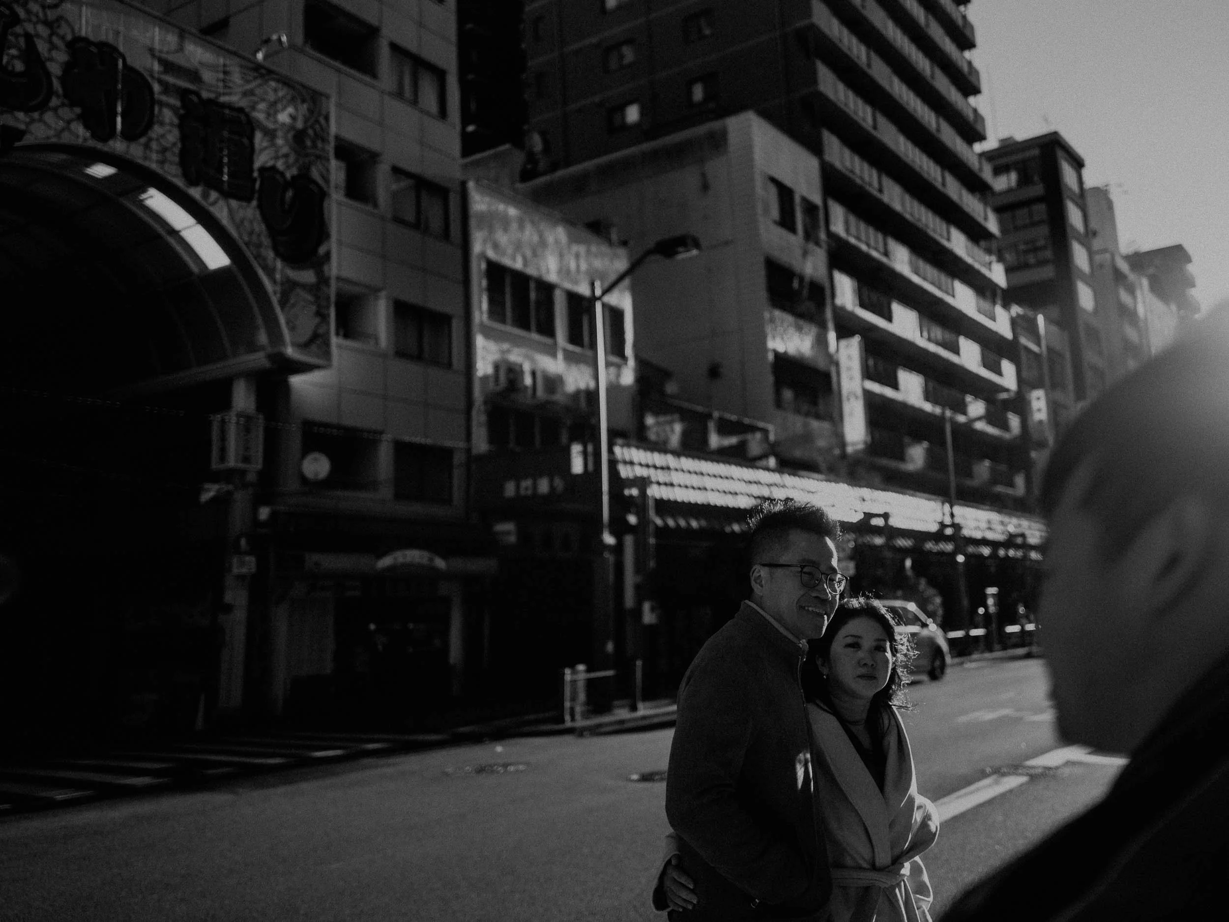 15-tokyo-engagement-asakusa-street-embrace-passerby-leicaq3.jpg