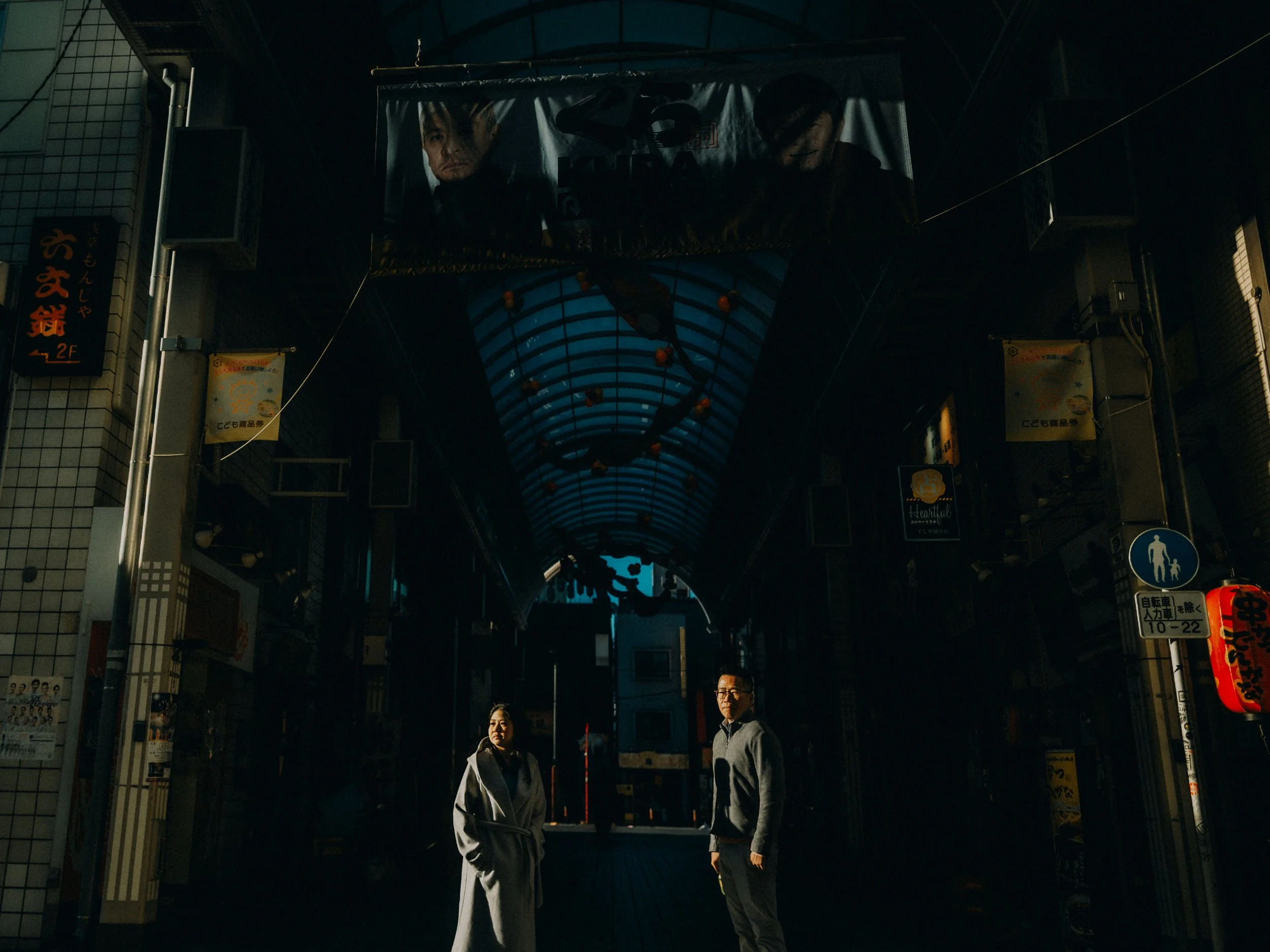 16-tokyo-engagement-asakusa-covered-arcade-sunlight-leicaq3.jpg