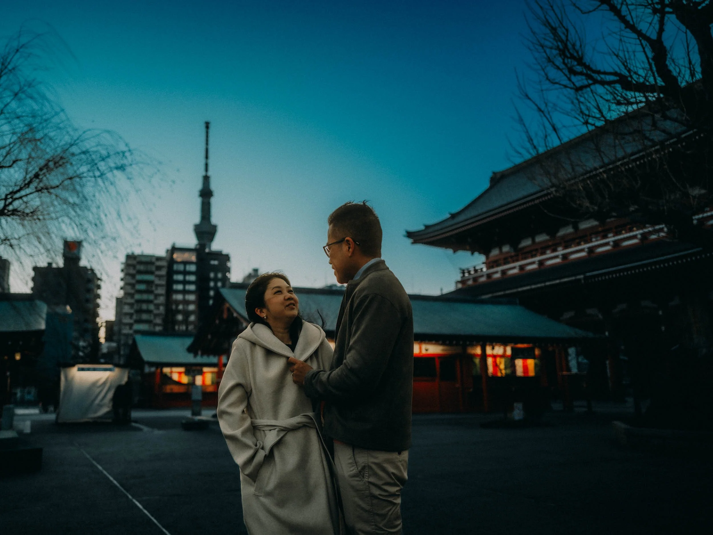 18-tokyo-engagement-sensoji-courtyard-coat-lapel-moment-leicaq3.jpg