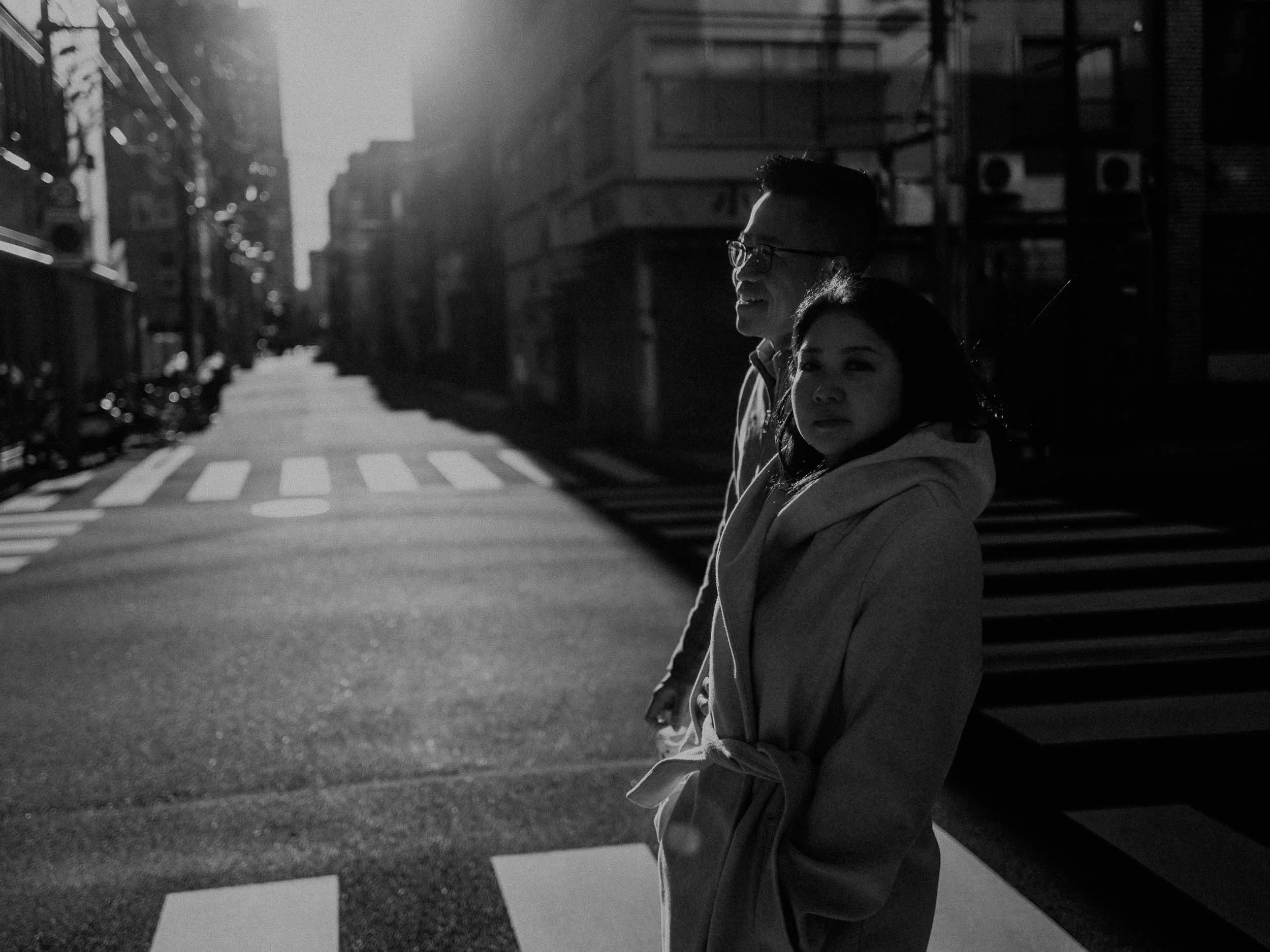 20-tokyo-engagement-asakusa-crosswalk-backlit-portrait-leicaq3.jpg