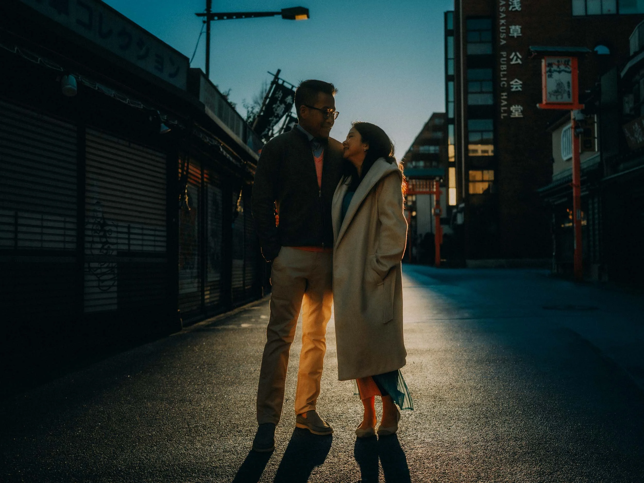 23-tokyo-engagement-asakusa-shoppingstreet-shoulder-lean-leicaq3.jpg