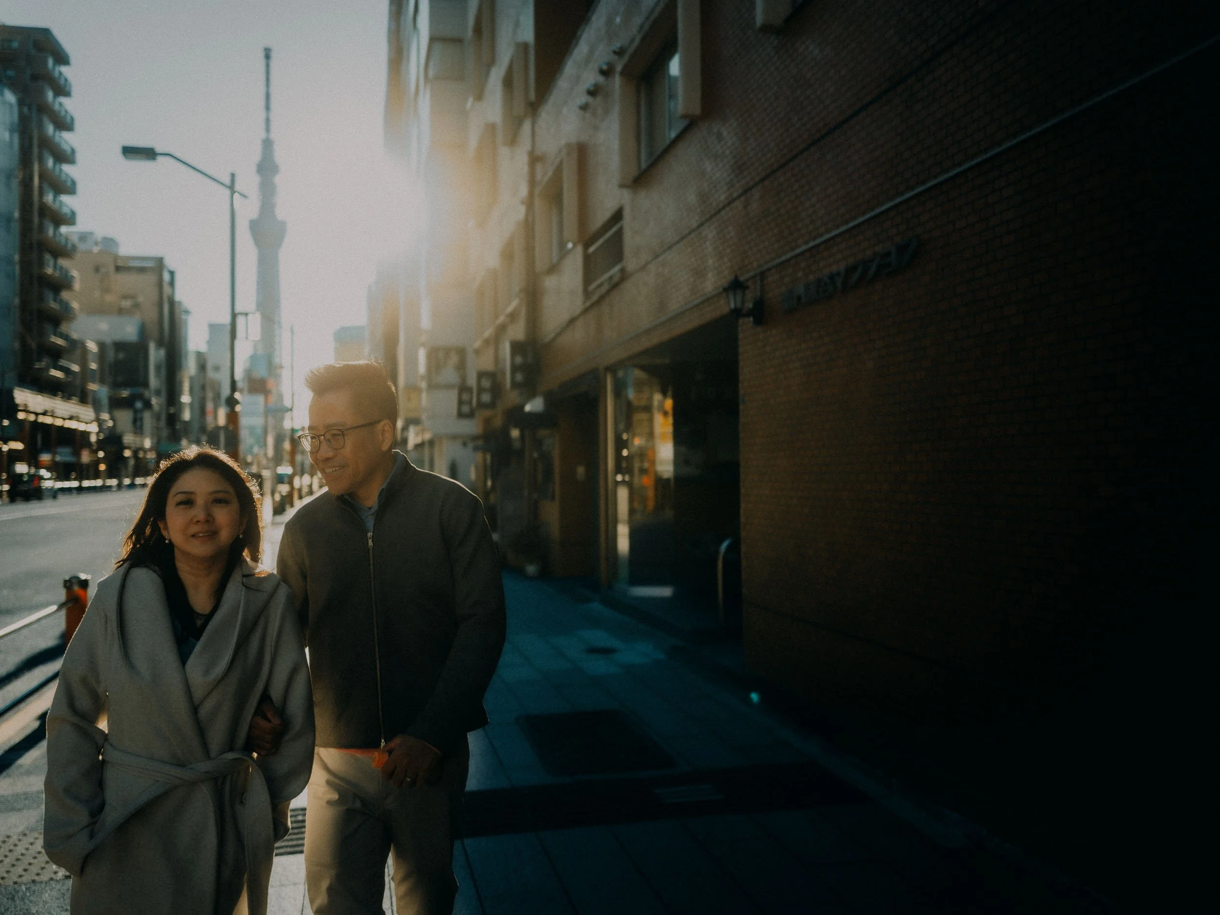 24-tokyo-engagement-asakusa-skytree-morning-walk-leicaq3.jpg