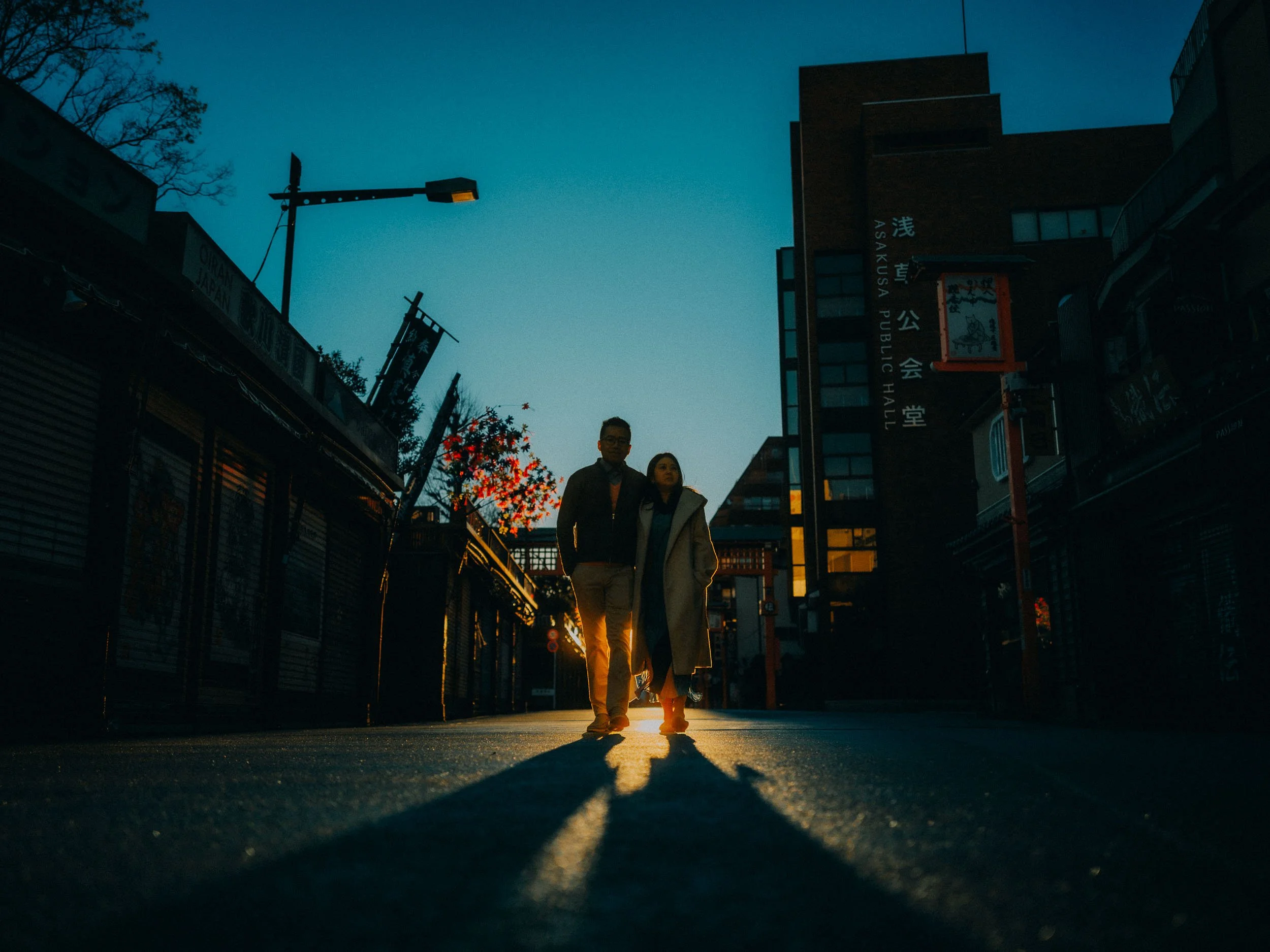 26-tokyo-engagement-asakusa-shoppingstreet-longshadows-leicaq3.jpg