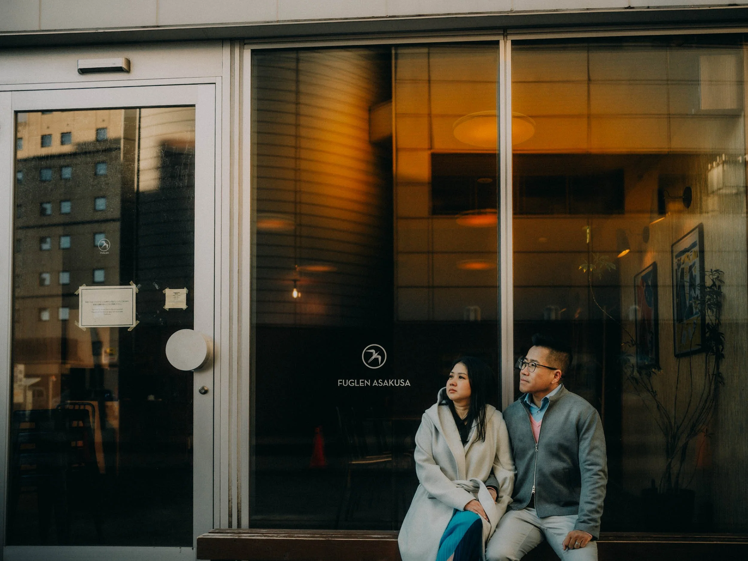 28-tokyo-engagement-asakusa-fuglen-bench-window-reflections-leicaq3.jpg