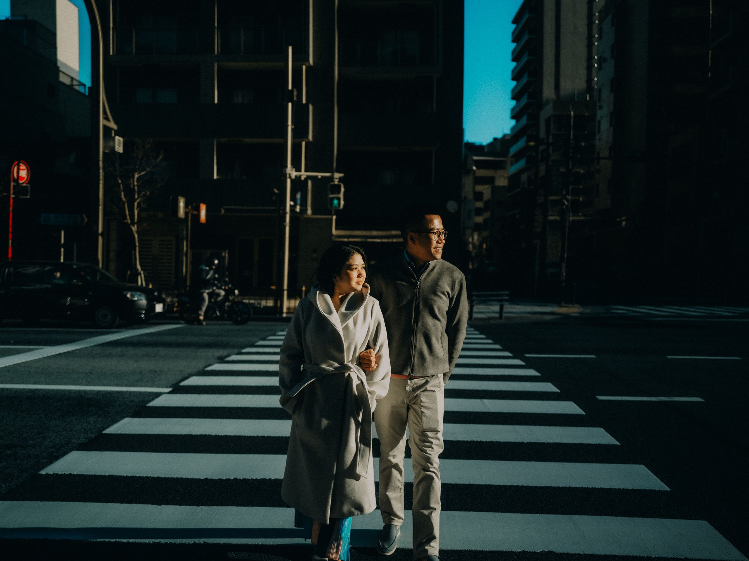 29-tokyo-engagement-asakusa-zebracrossing-arm-in-arm-leicaq3.jpg