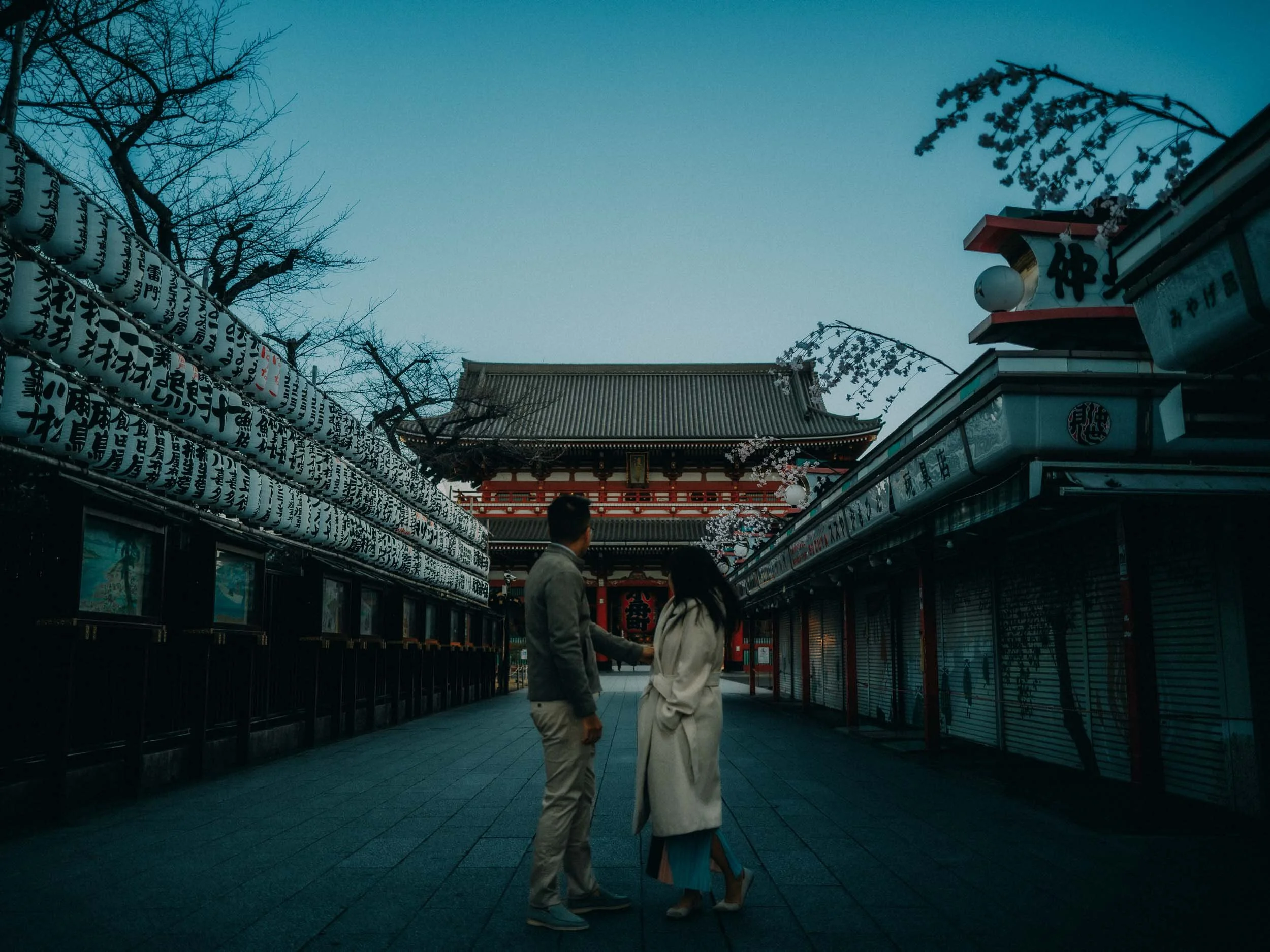 30-tokyo-engagement-asakusa-nakamise-lanterns-templegate-leicaq3.jpg