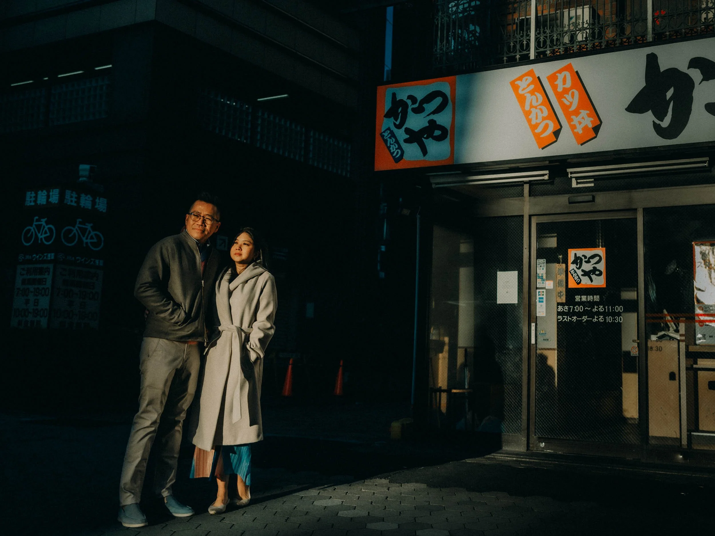 33-tokyo-engagement-asakusa-katsuya-storefront-portrait-leicaq3.jpg