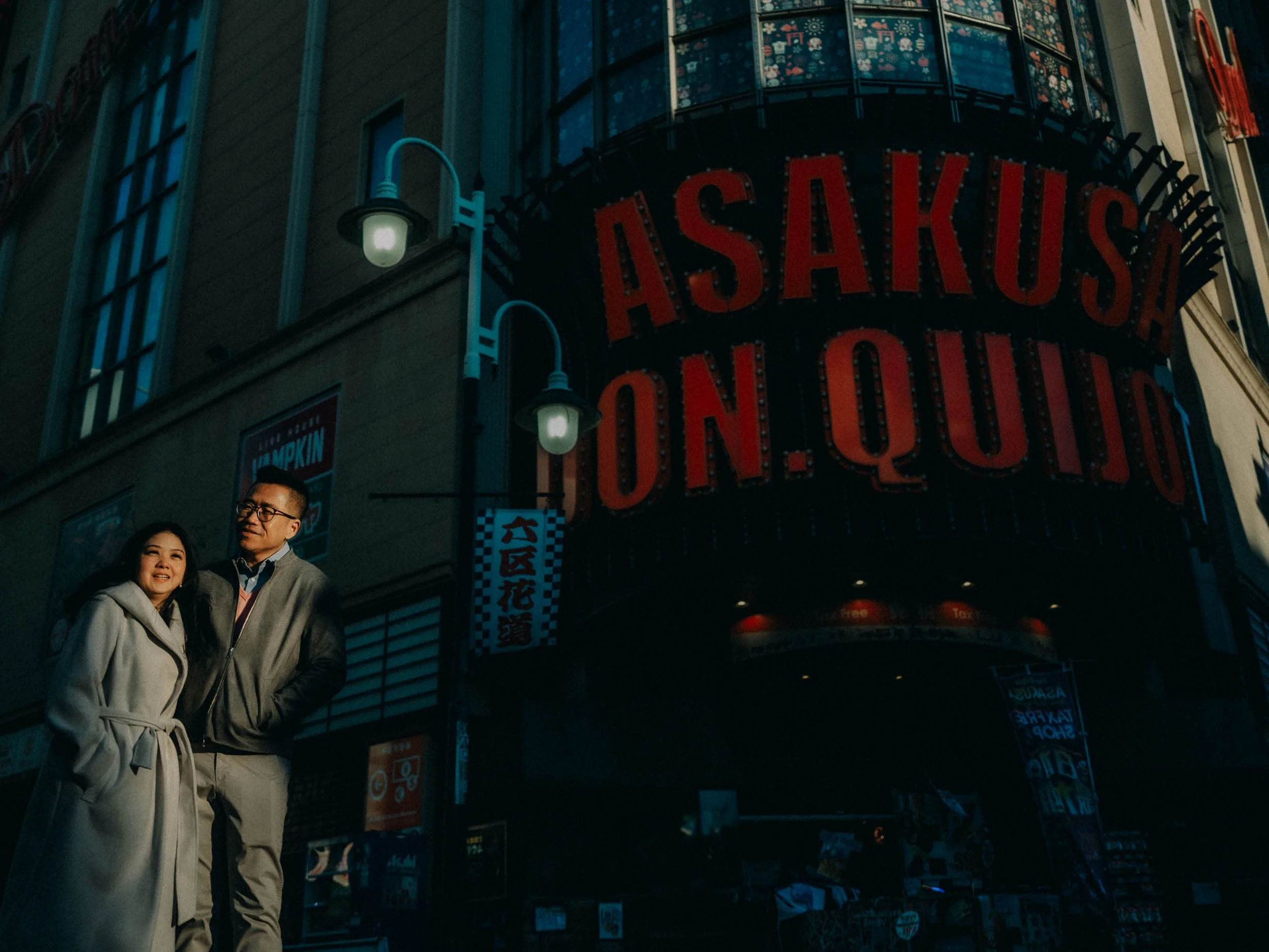 34-tokyo-engagement-asakusa-donquijote-red-sign-portrait-leicaq3.jpg
