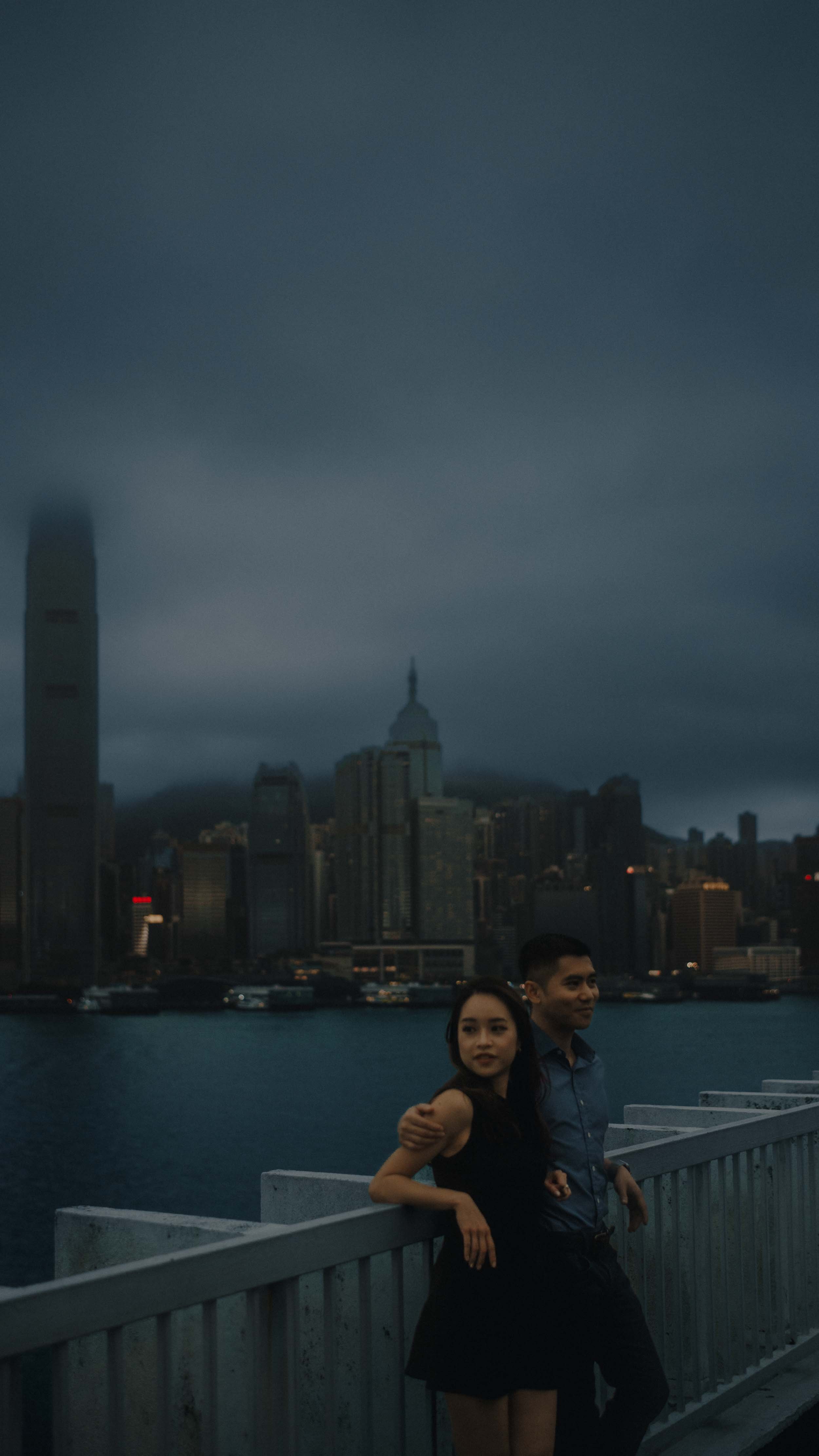 3-hongkong-engagement-victoriaharbour-misty-skyline-railing-sonya7riv.jpg