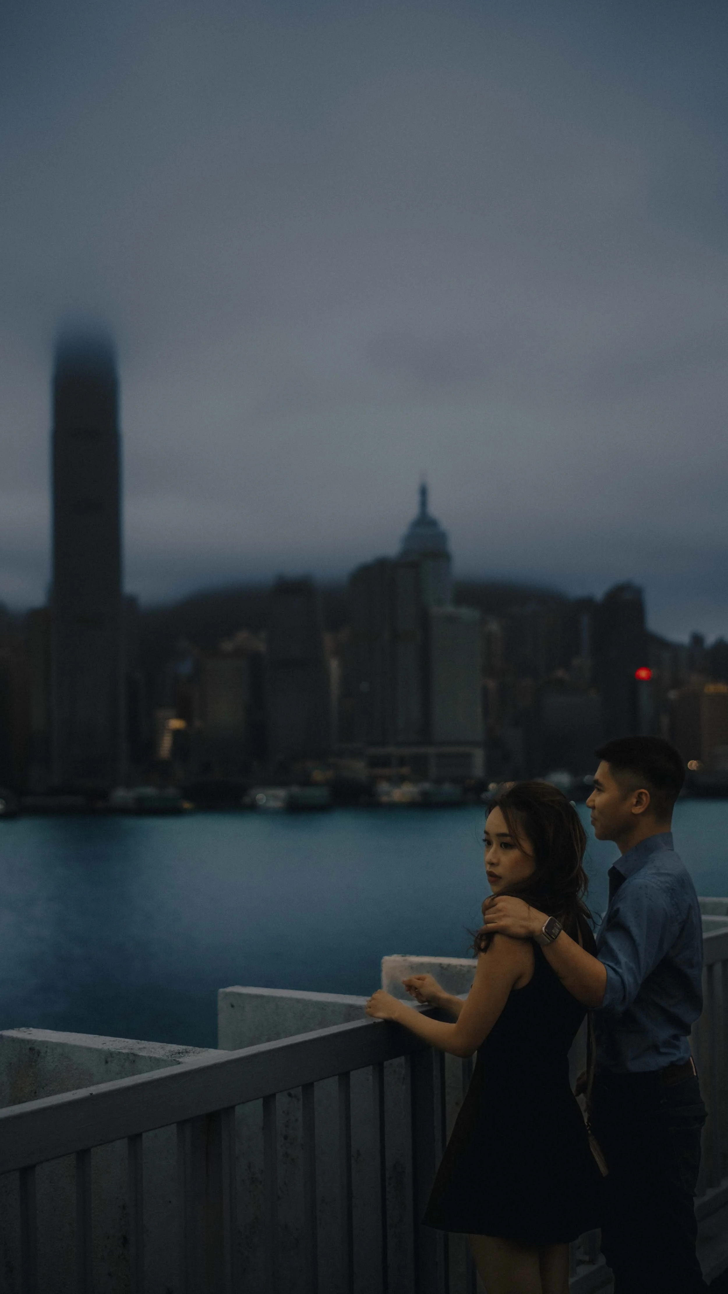 7-hongkong-engagement-victoriaharbour-railing-backward-glance-sonya7riv.jpg