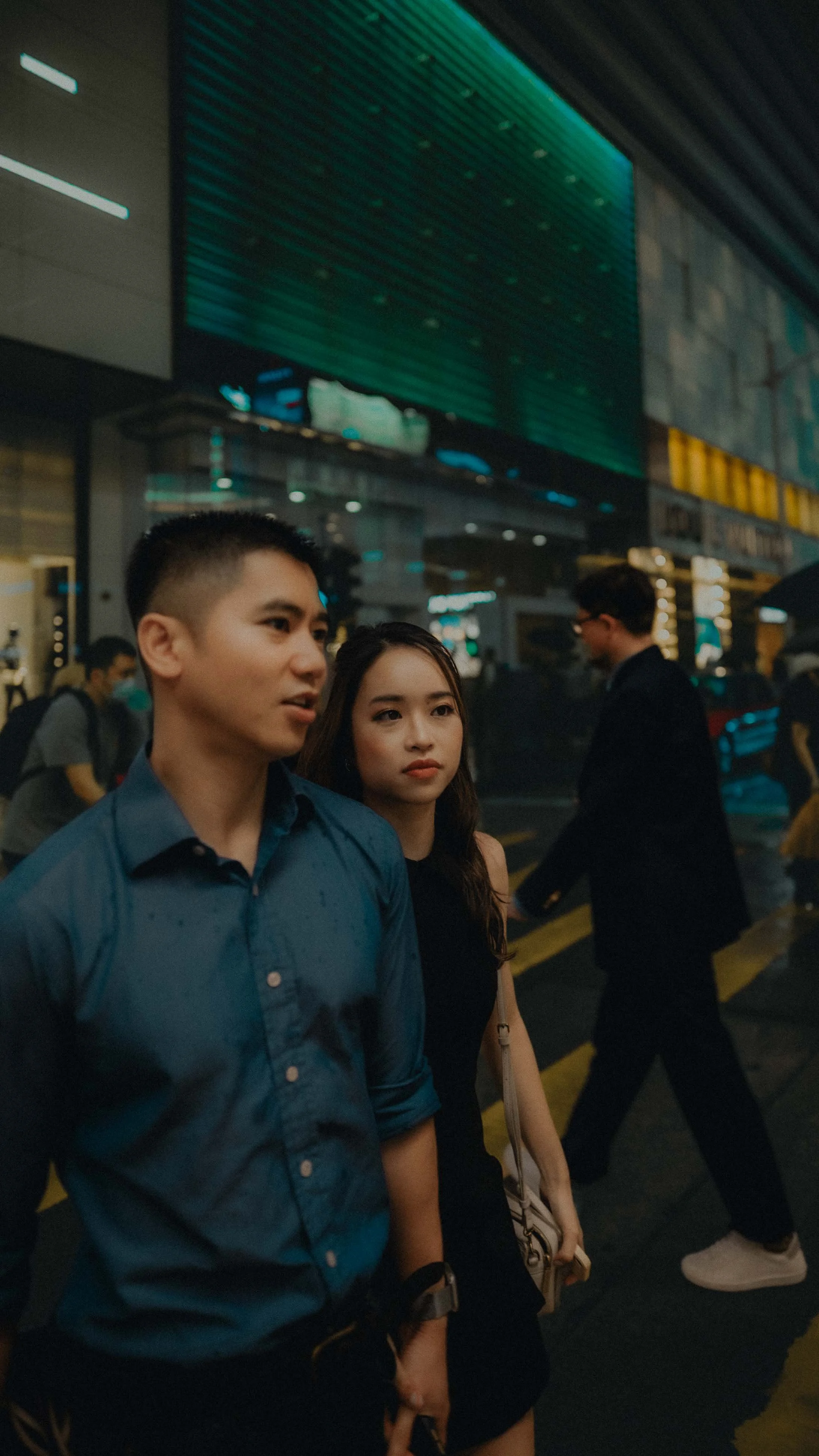 8-hongkong-engagement-tsimshatsui-shopfront-passing-pedestrians-sonya7siii.jpg