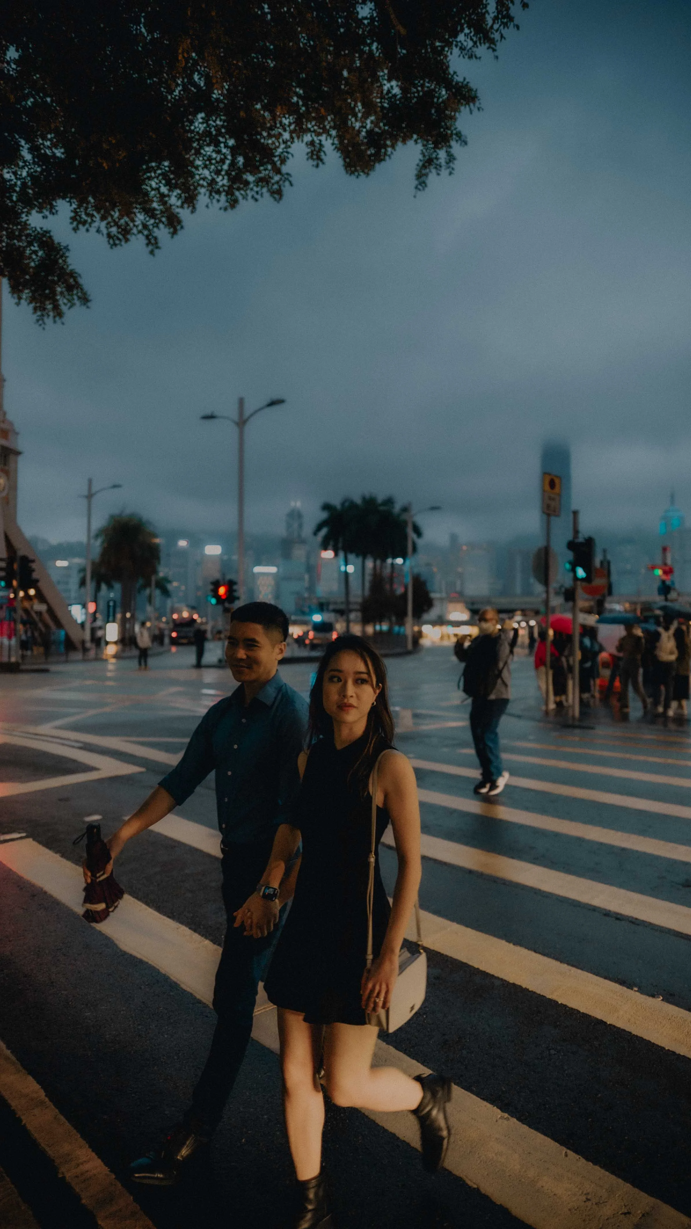 10-hongkong-engagement-tsimshatsui-crosswalk-walking-full-length-sonya7siii.jpg