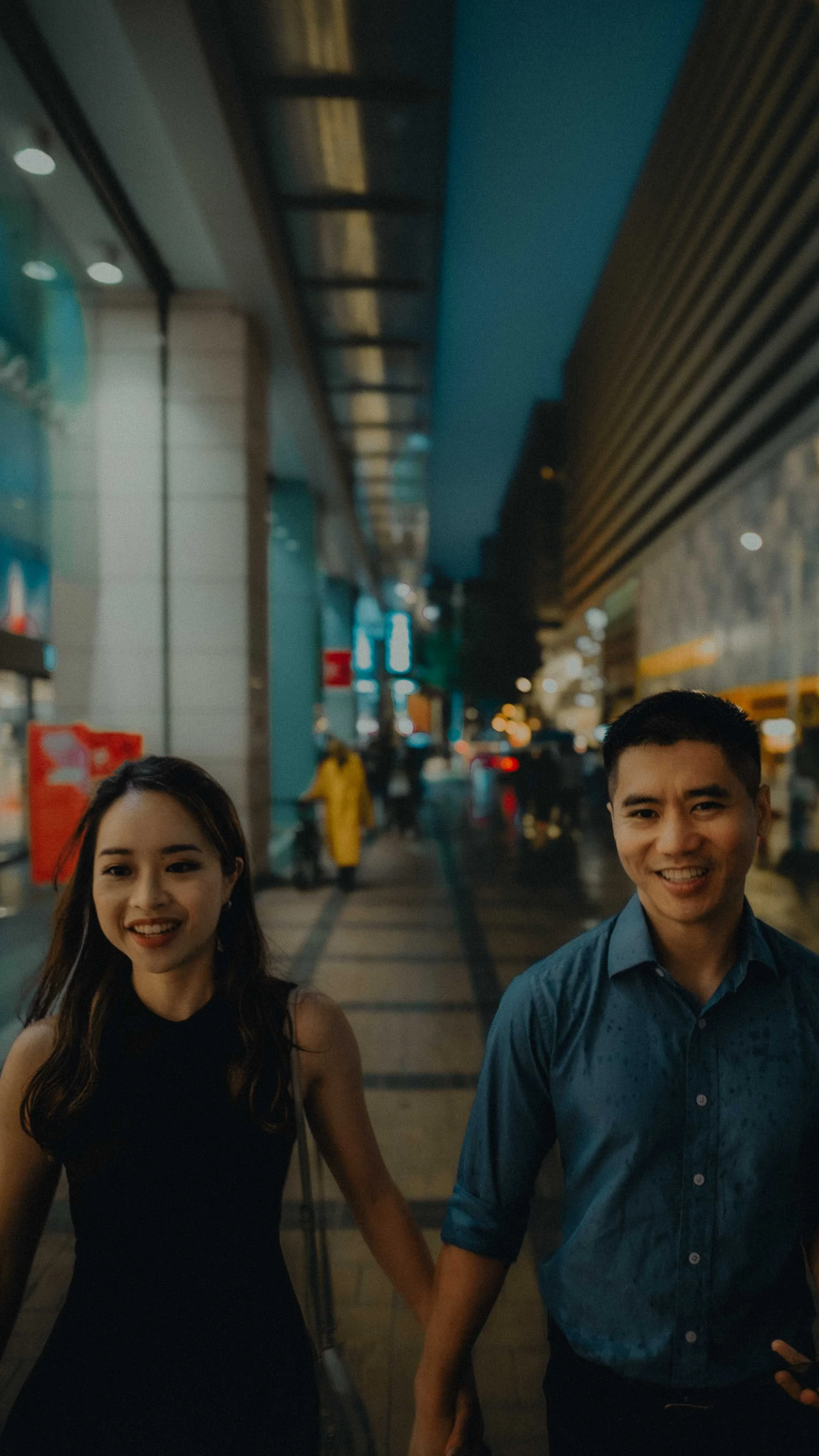 12-hongkong-engagement-tsimshatsui-shopfronts-hand-in-hand-sonya7siii.jpg