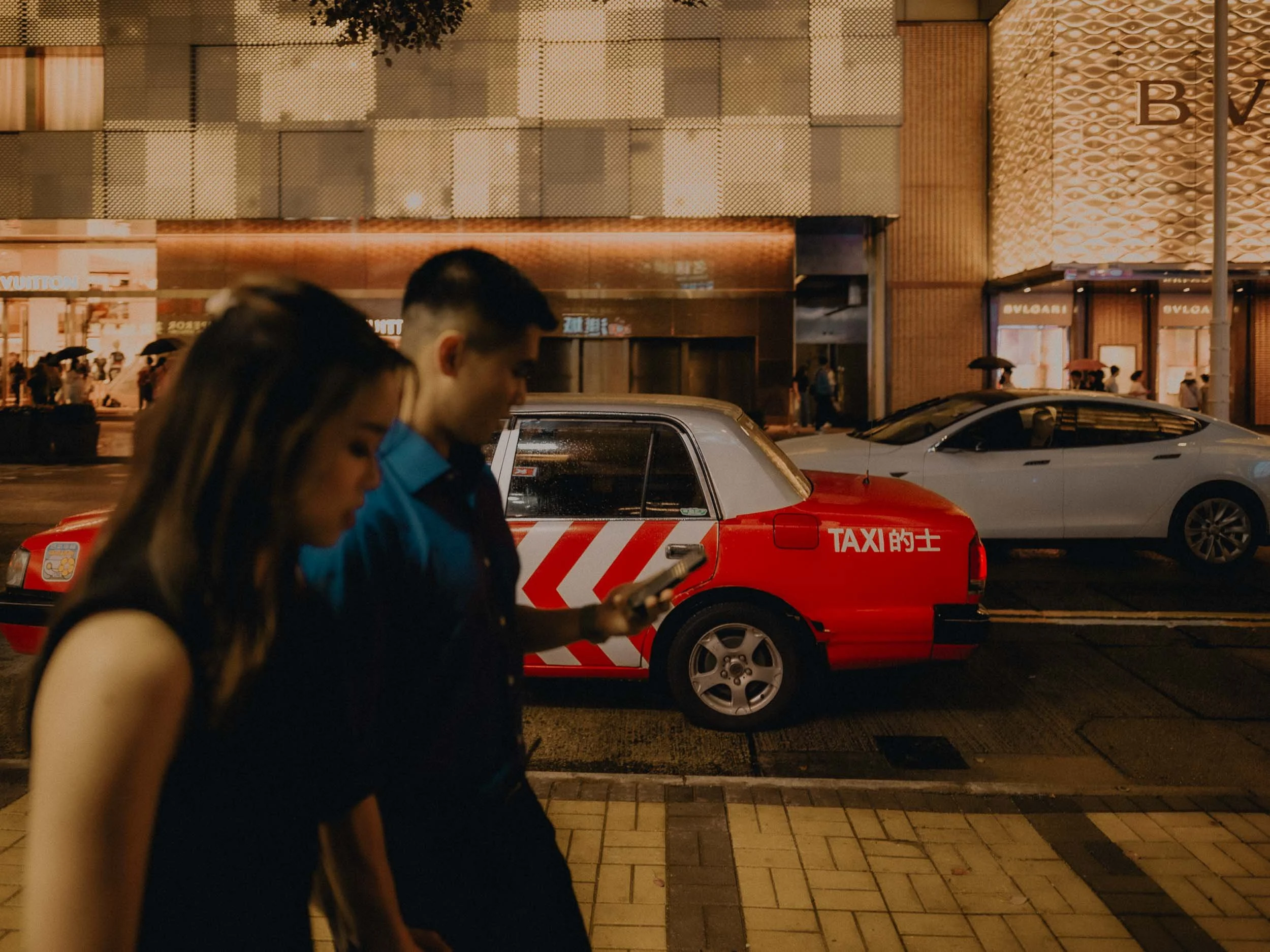 16-hongkong-engagement-tsimshatsui-redtaxi-evening-walk-sonya7siii.jpg