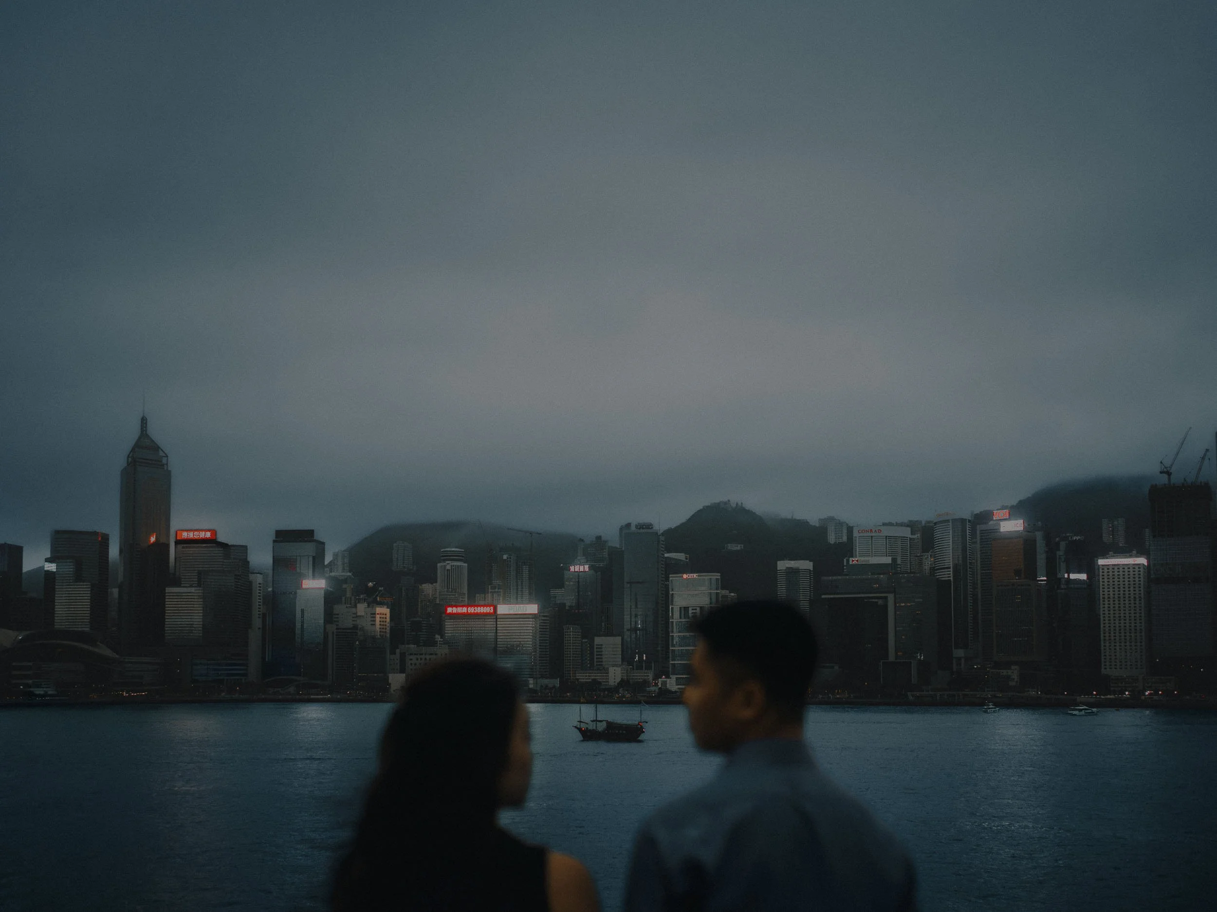 17-hongkong-engagement-victoriaharbour-boat-shared-glance-sonya7riv.jpg