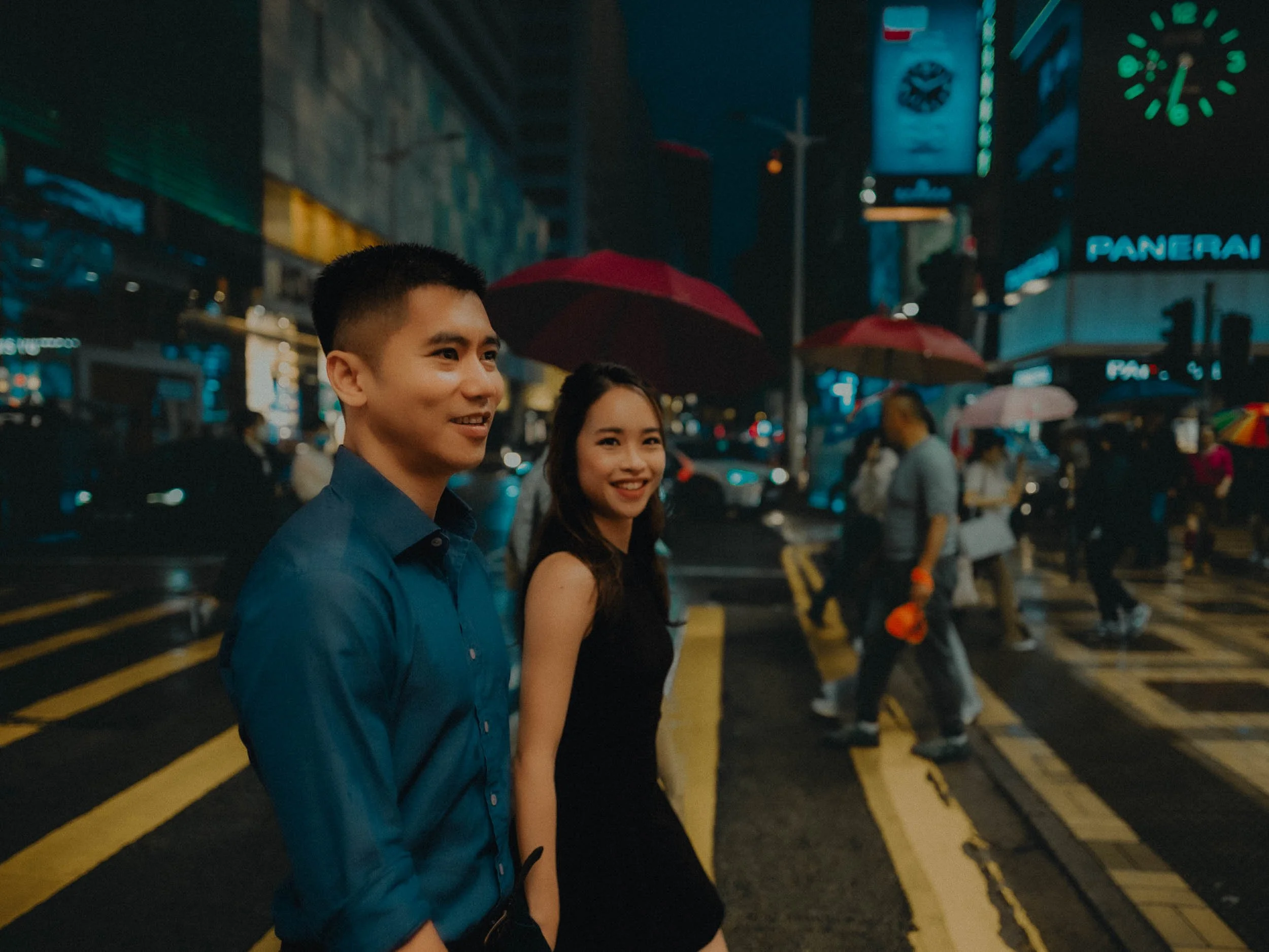 18-hongkong-engagement-tsimshatsui-crosswalk-umbrellas-streetlights-sonya7siii.jpg