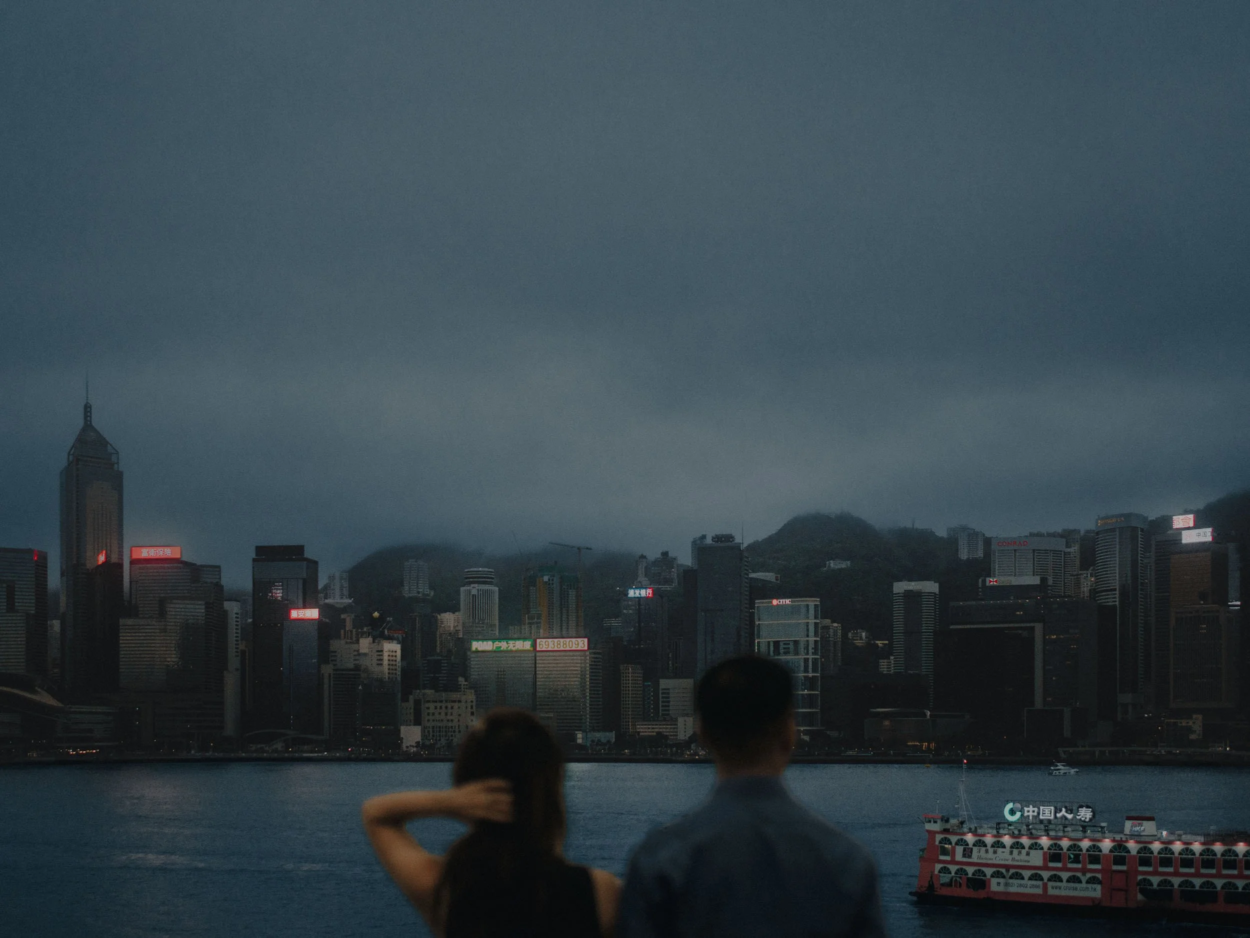 19-hongkong-engagement-victoriaharbour-passing-ferry-rearview-sonya7riv.jpg