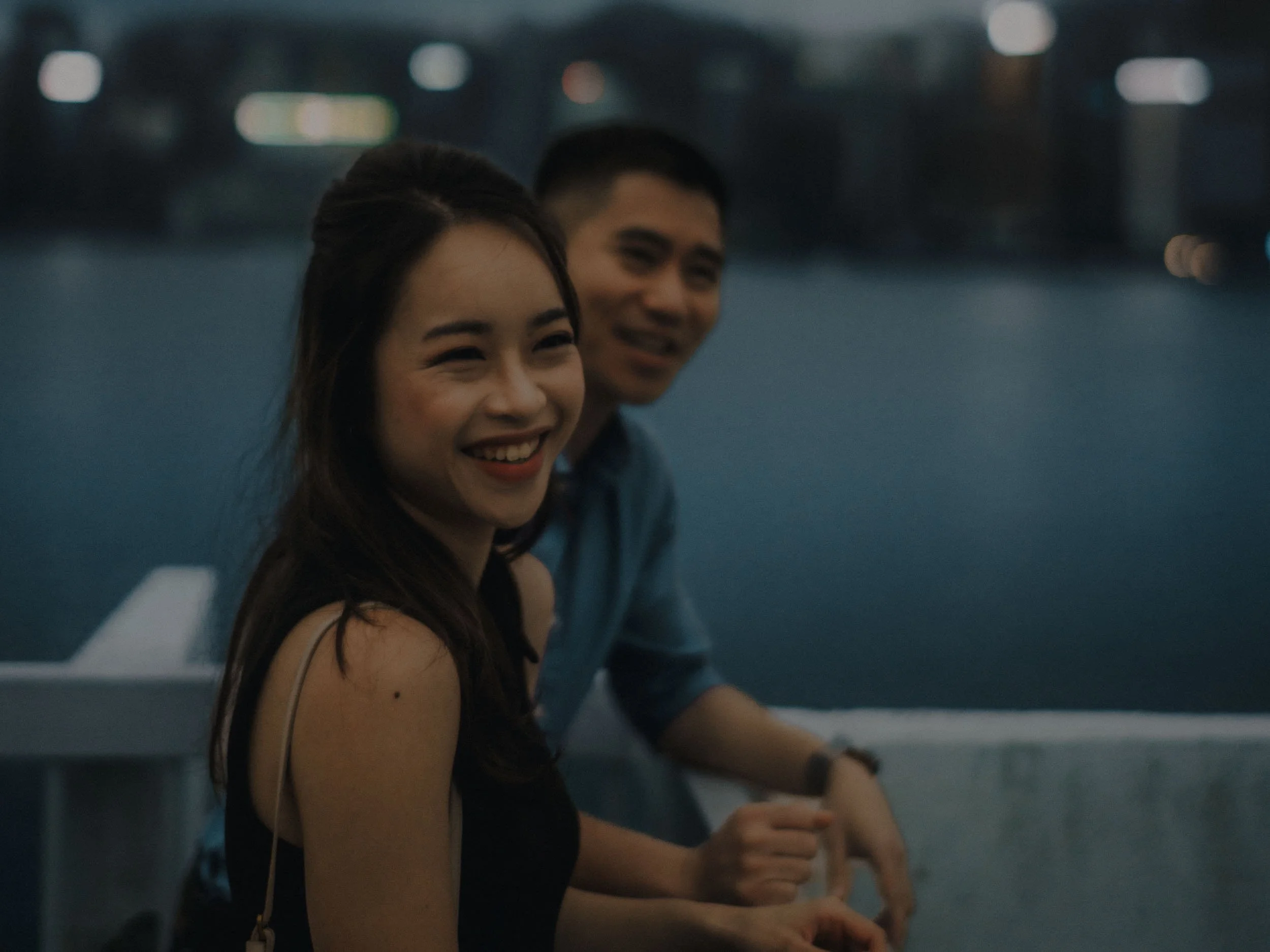 20-hongkong-engagement-victoriaharbour-railing-closeup-smiles-sonya7riv.jpg