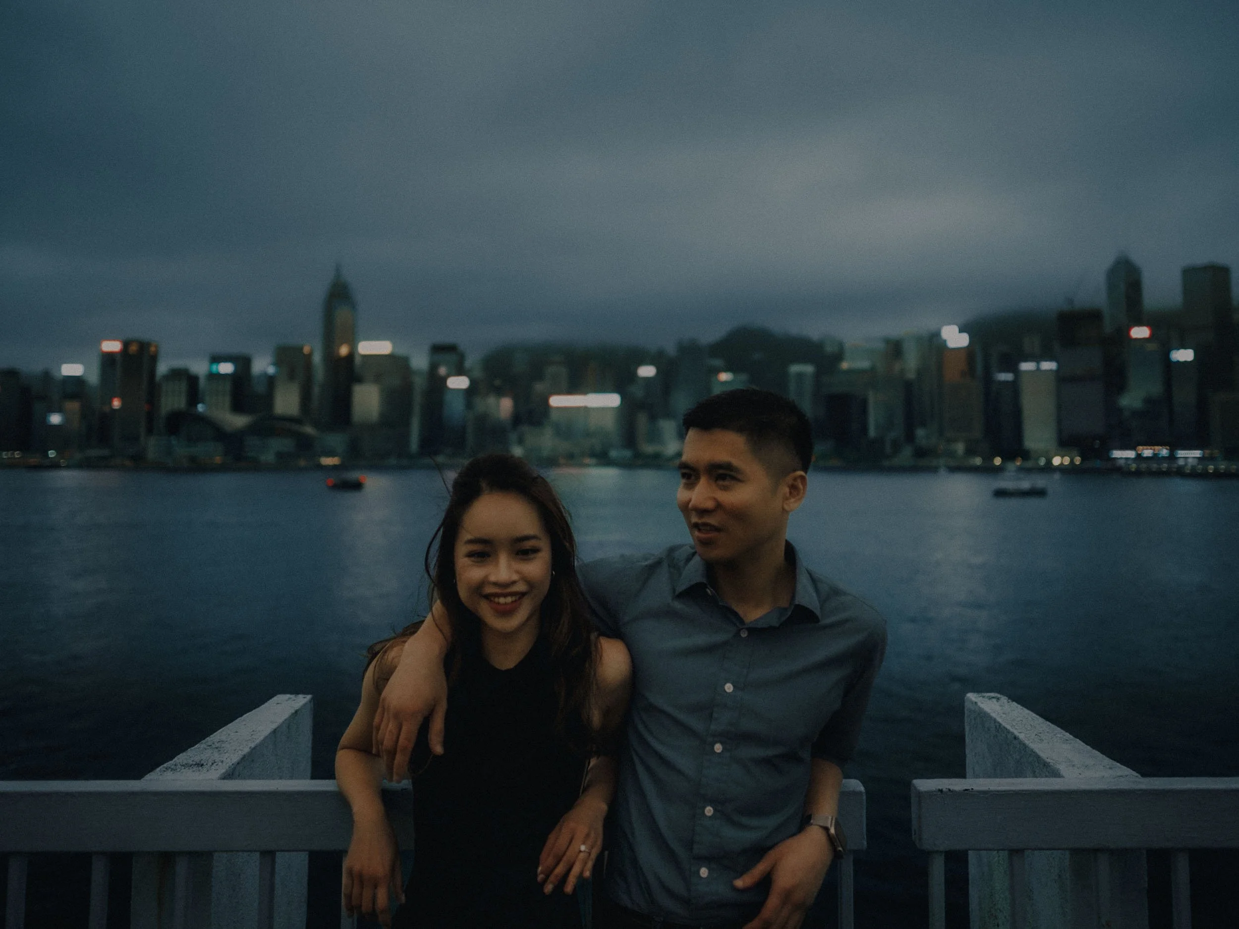 21-hongkong-engagement-victoriaharbour-skyline-side-by-side-sonya7siii.jpg