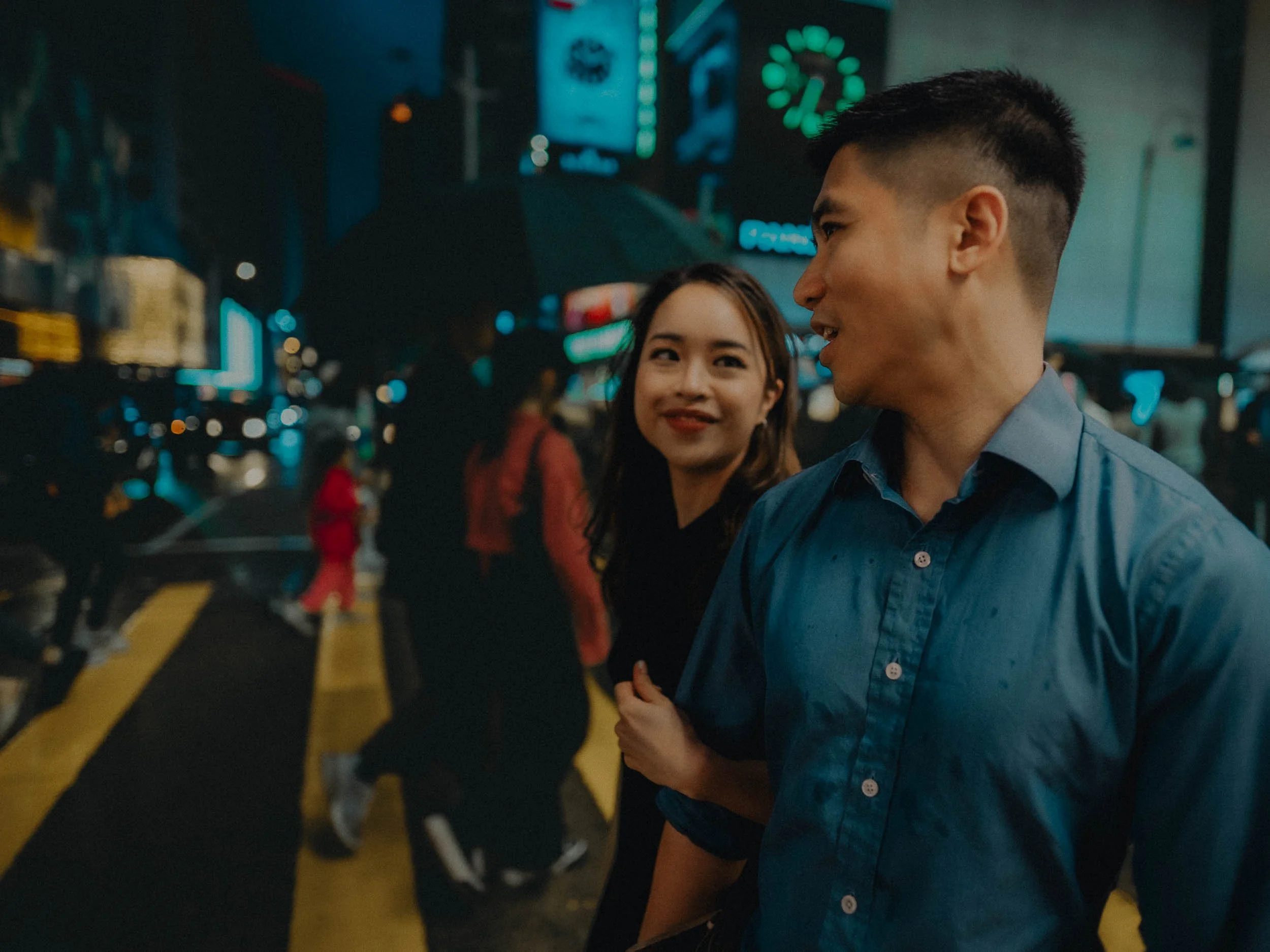 22-hongkong-engagement-tsimshatsui-rainy-crosswalk-arm-in-arm-sonya7siii.jpg